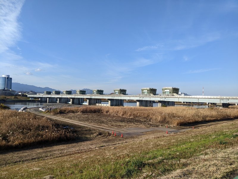 神奈川県厚木市と海老名市の間、相模川に架かる橋。　元は併設している相模大堰の管理用の橋と言う扱いだったけど比較的最近一般開放されたよう。
