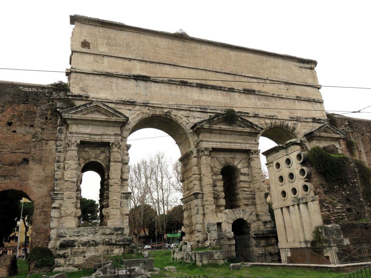 古代ローマのインフラの要「マッジョーレ門」｜Natsuko Tomi