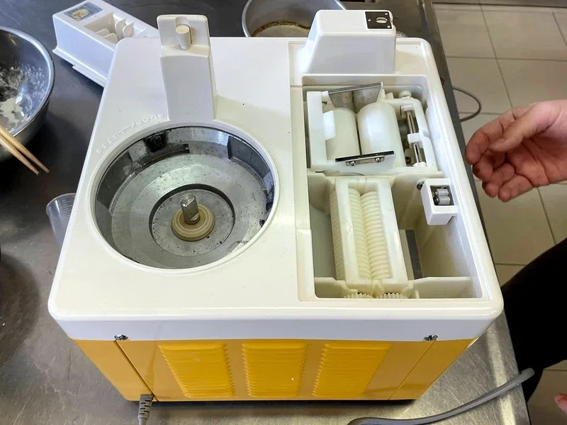 ①東芝めん打ち機 SE-400／昭和の「家電製麺機」を愛でる会｜玉置標本