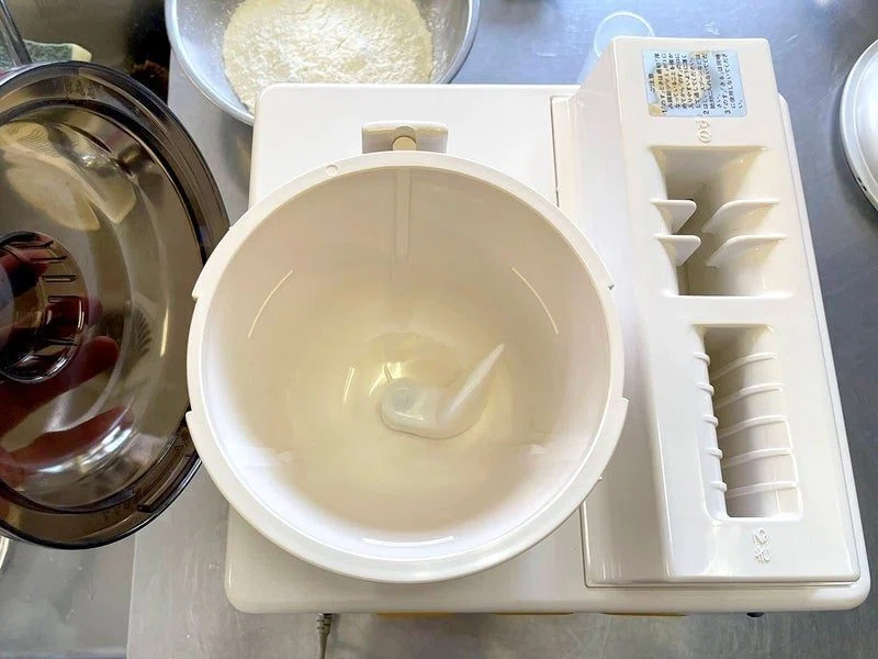 ①東芝めん打ち機 SE-400／昭和の「家電製麺機」を愛でる会｜玉置標本
