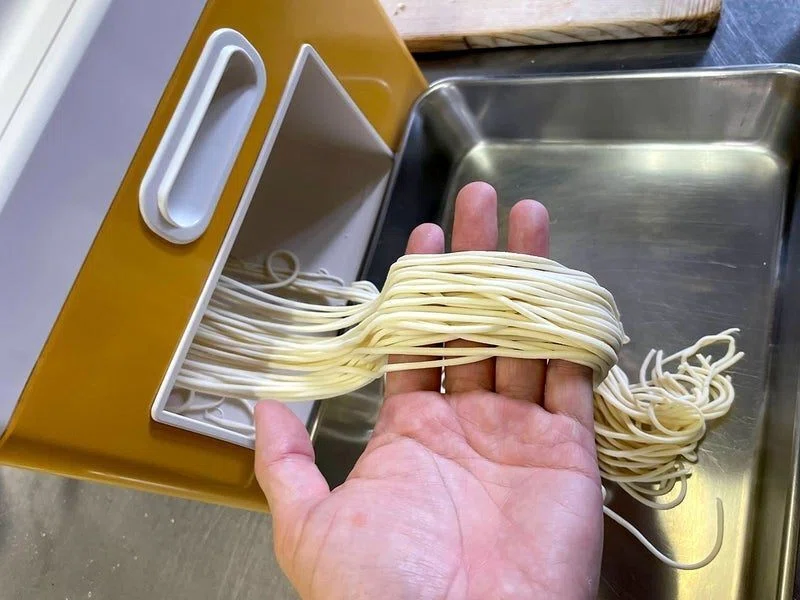 ①東芝めん打ち機 SE-400／昭和の「家電製麺機」を愛でる会｜玉置標本