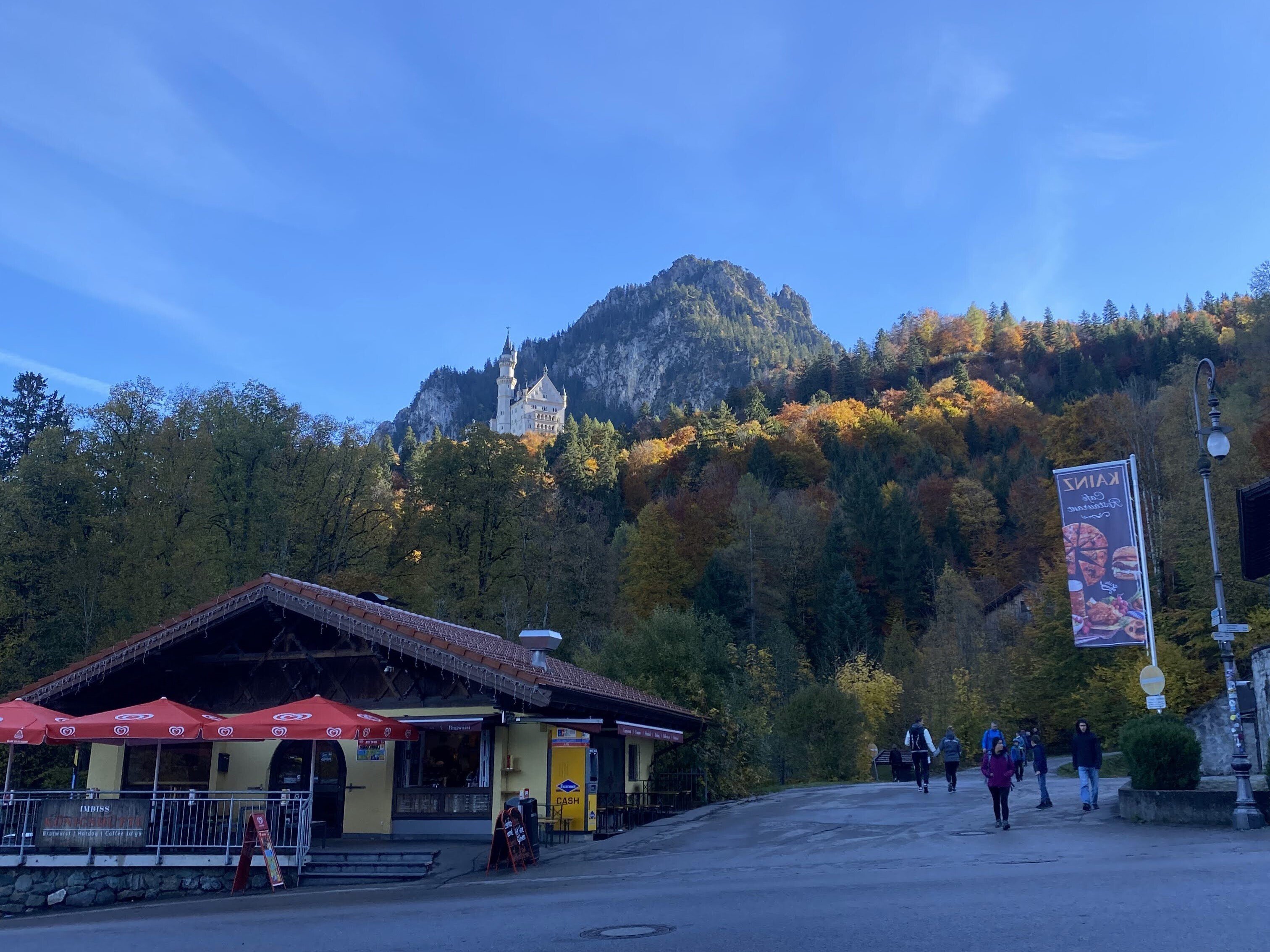 ドイツ周遊】秋めくアルプスの麓に佇む白鳥の孤城・ノイシュヴァン