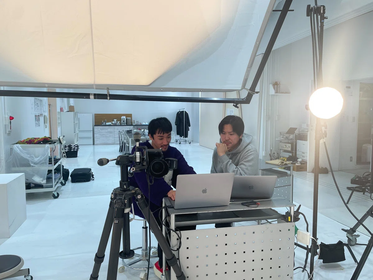 撮影した画像をチェックする小野と長尾