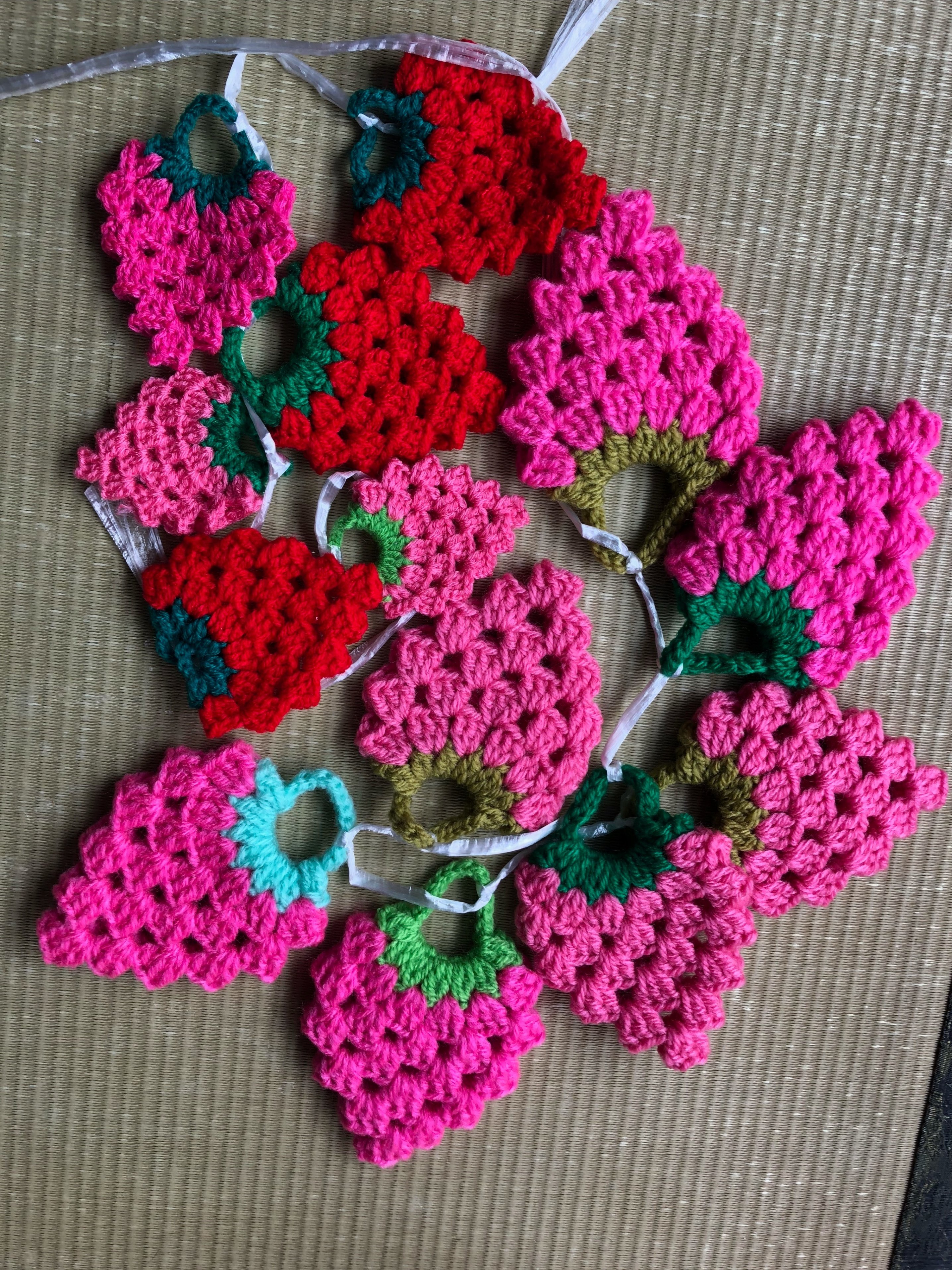 ぴいちp1　アクリルたわし　お花を付けたいちご 2)アクリルたわし ふっくらお花をつけた苺 まとめ売り
