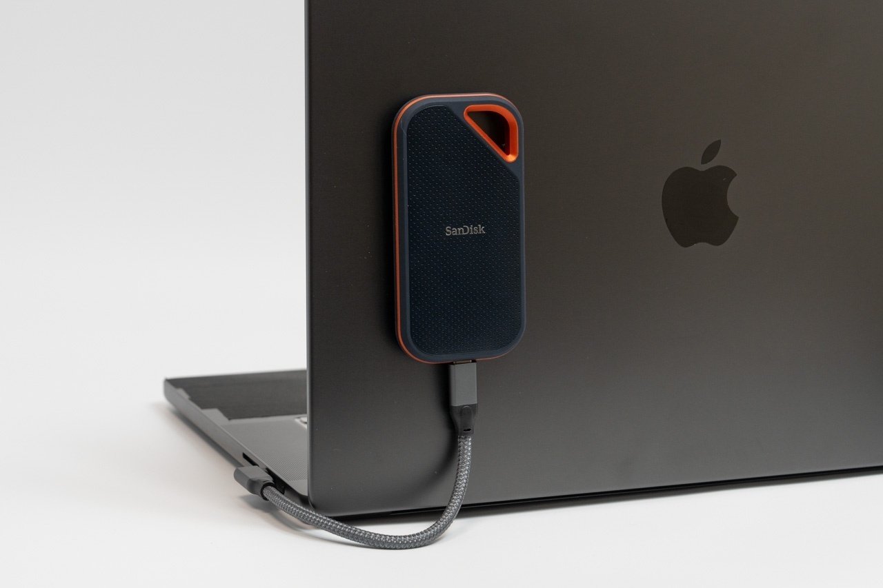 MacBookにポータブルSSDを固定！マグネットとメタルプレートがおすすめ