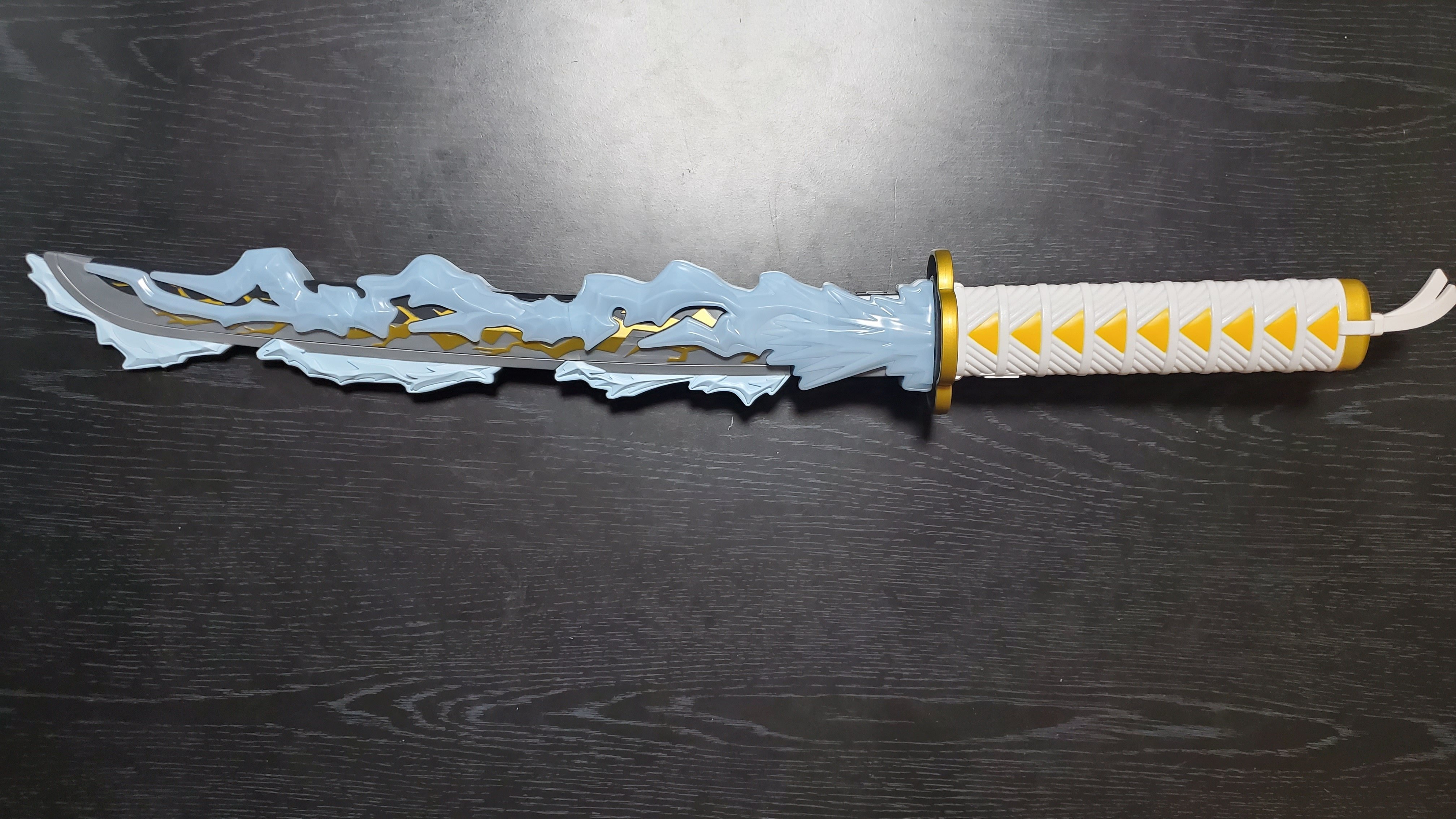 鬼滅の刃 DX 日輪刀~竈門炭治郎&我妻善逸~ 商品情報 | 鬼滅の刃｜バンダイ公式サイト