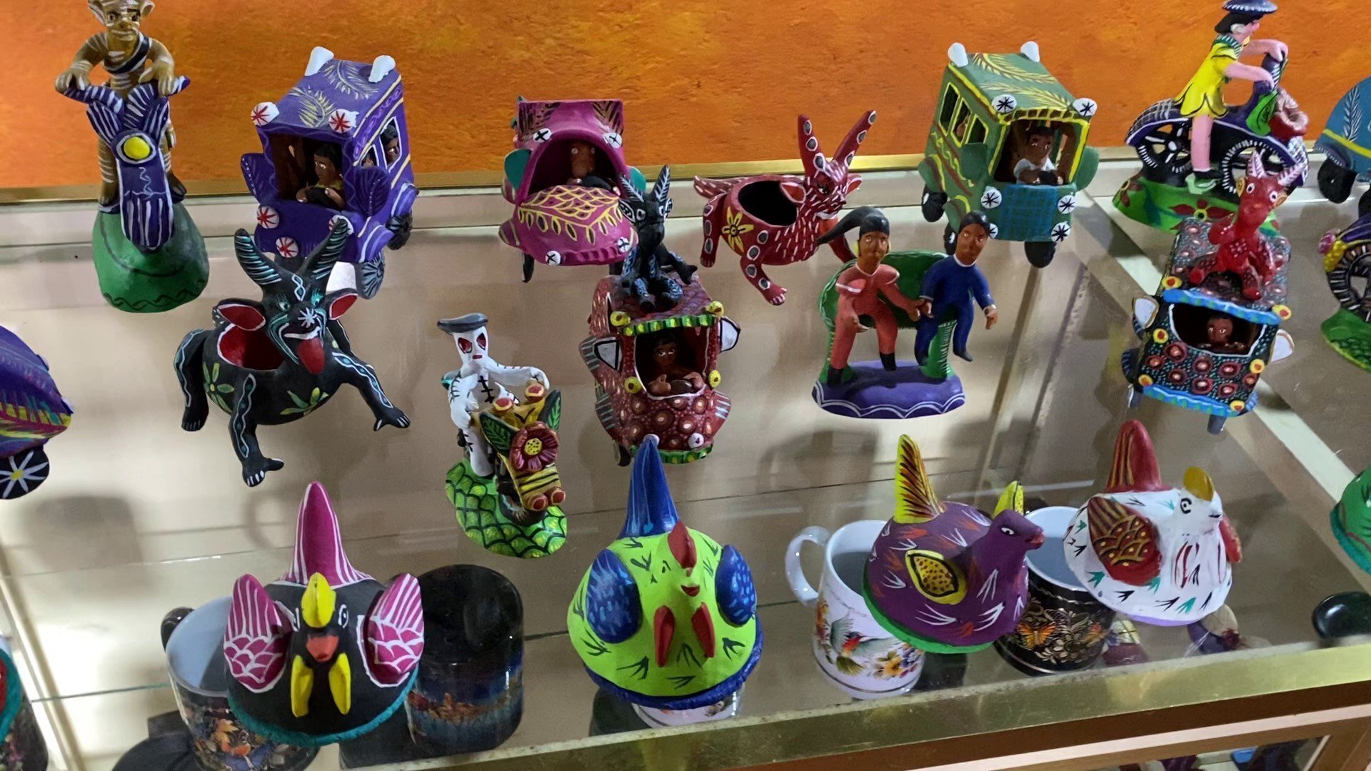 メキシコのアレブリヘとは？プレぺチャ文化のカラフルなフィギュアーツ