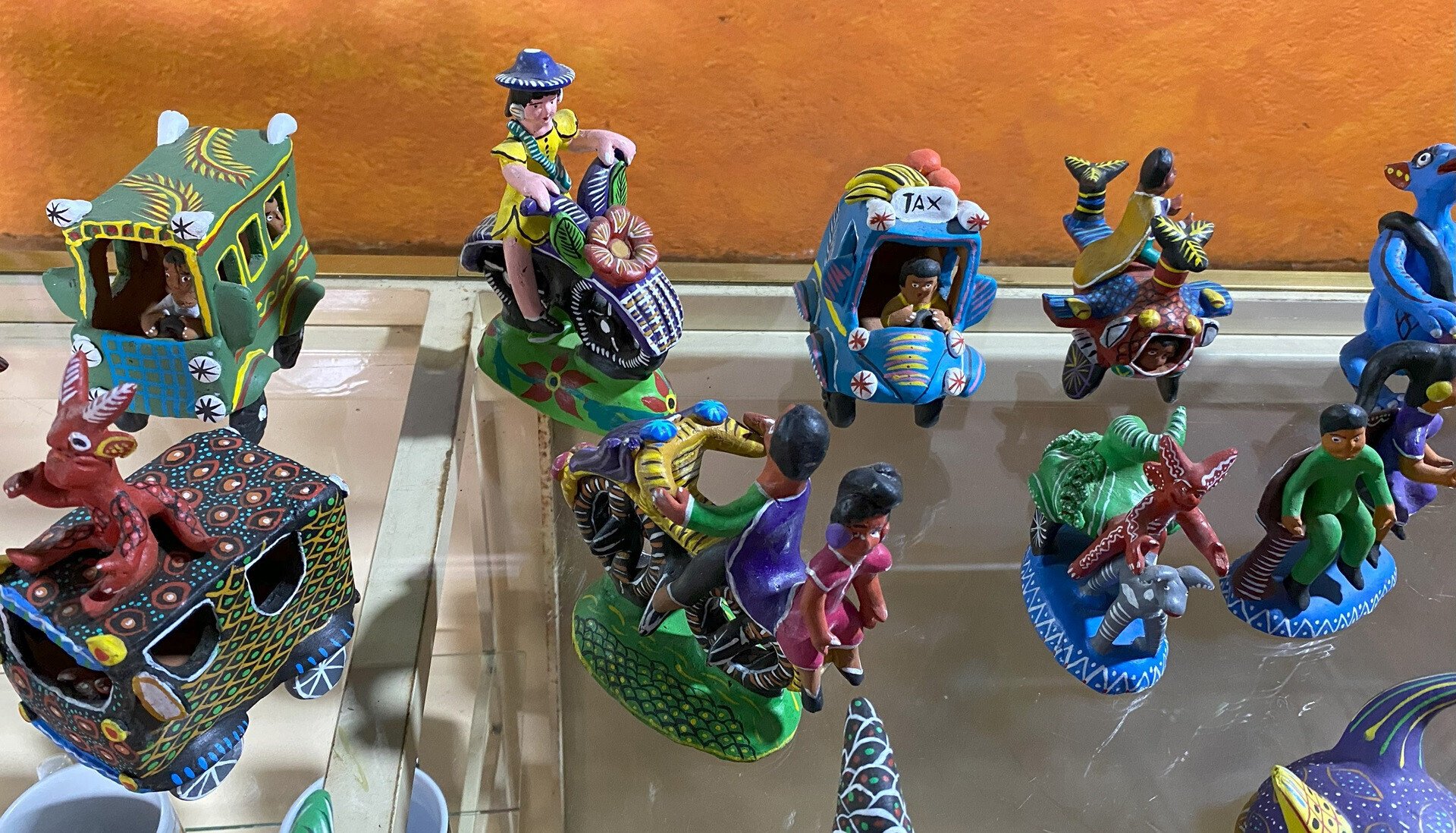 メキシコのアレブリヘとは？プレぺチャ文化のカラフルなフィギュアーツ