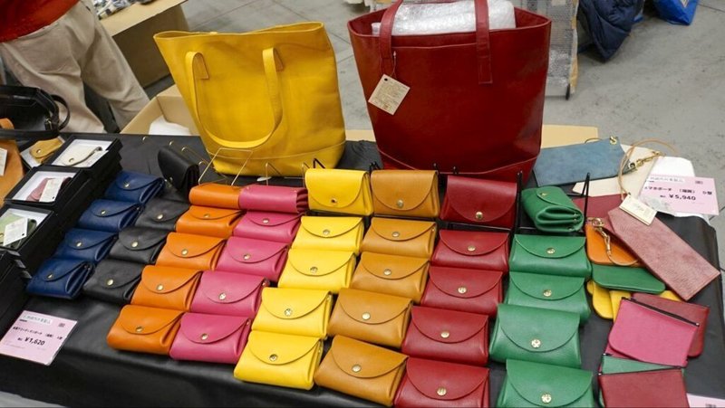 全国矯正展（2023年12月9、10日開催）で展示・販売された刑務所作業製品の革の財布やバッグ