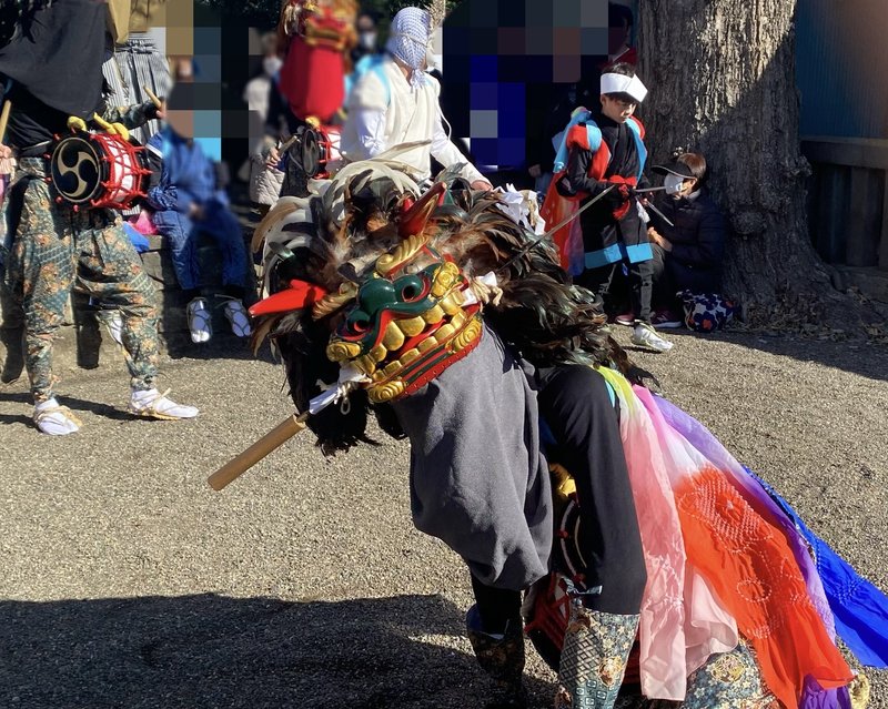 きょうは、稲荷神社獅子舞(いなりじんじゃ・ししまい)のおまつりがありました。