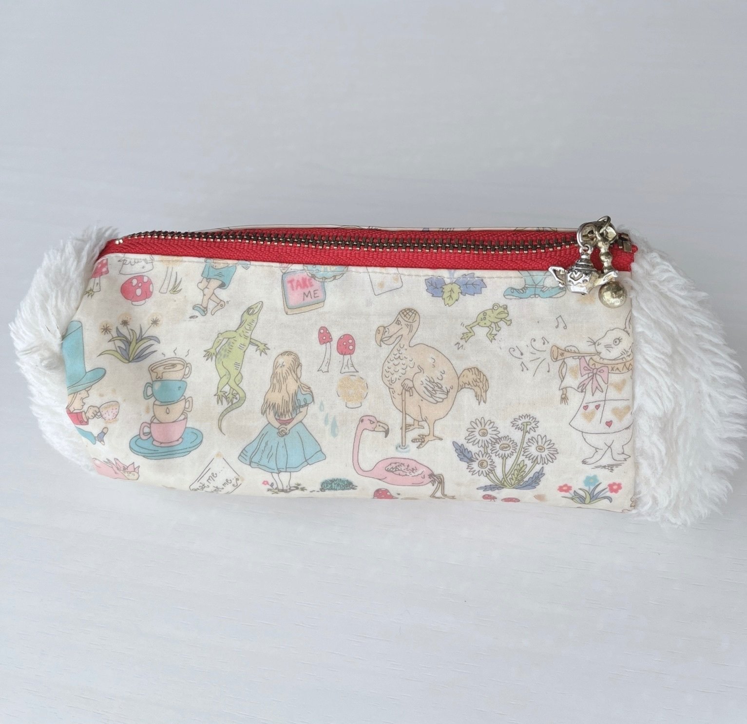 不思議の国のアリス♡ハット&赤きのこ 不思議の国のアリス」のアイデア 10 件 | きのこ, キノコの絵, キノコ