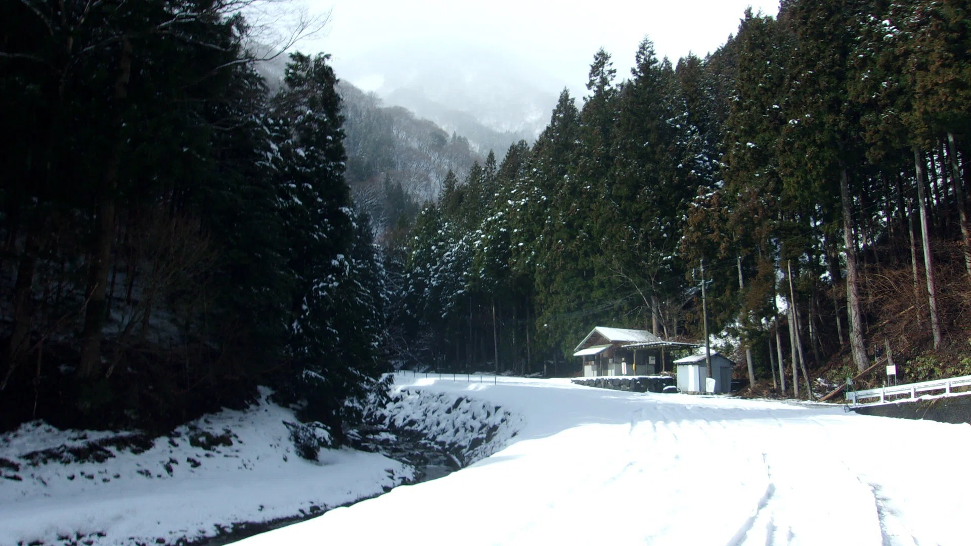 春の雪が積もった「さざれ石」岐阜県揖斐川町古屋から笹又への雪道を