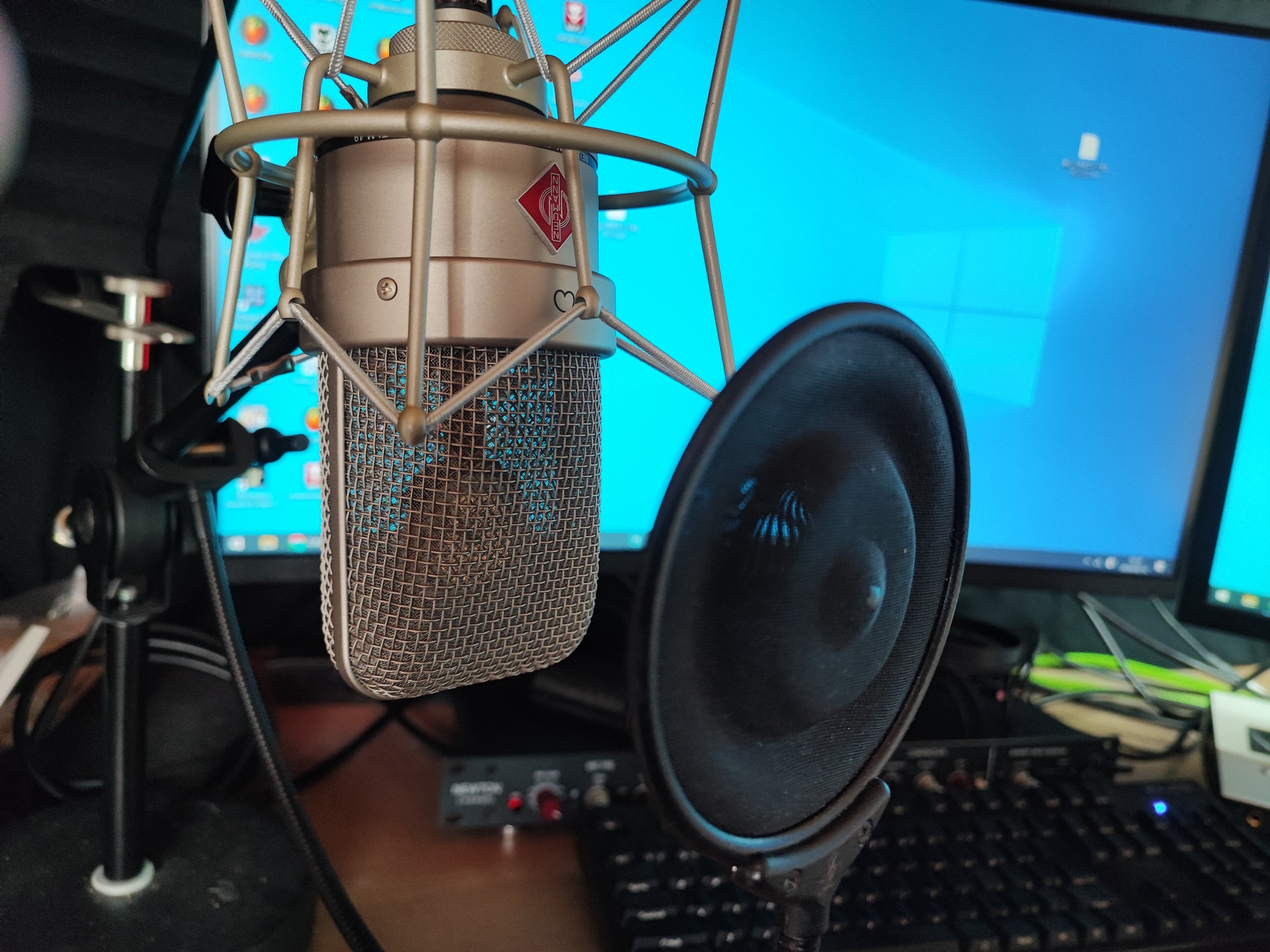 レビュー】Neumann TLM49はもっと!歌いたくなる魅力が詰まった レビュー】Neumann TLM49はもっと!歌いたくなる魅力が詰まった