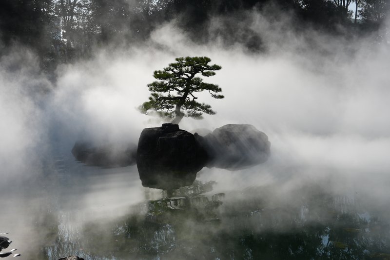 日本庭園の人工的な雲海。「純粋に自然が作り出したものと職人の手が創り出したものに違いを見出すことは困難である」というデカルトの言葉とリンクした。