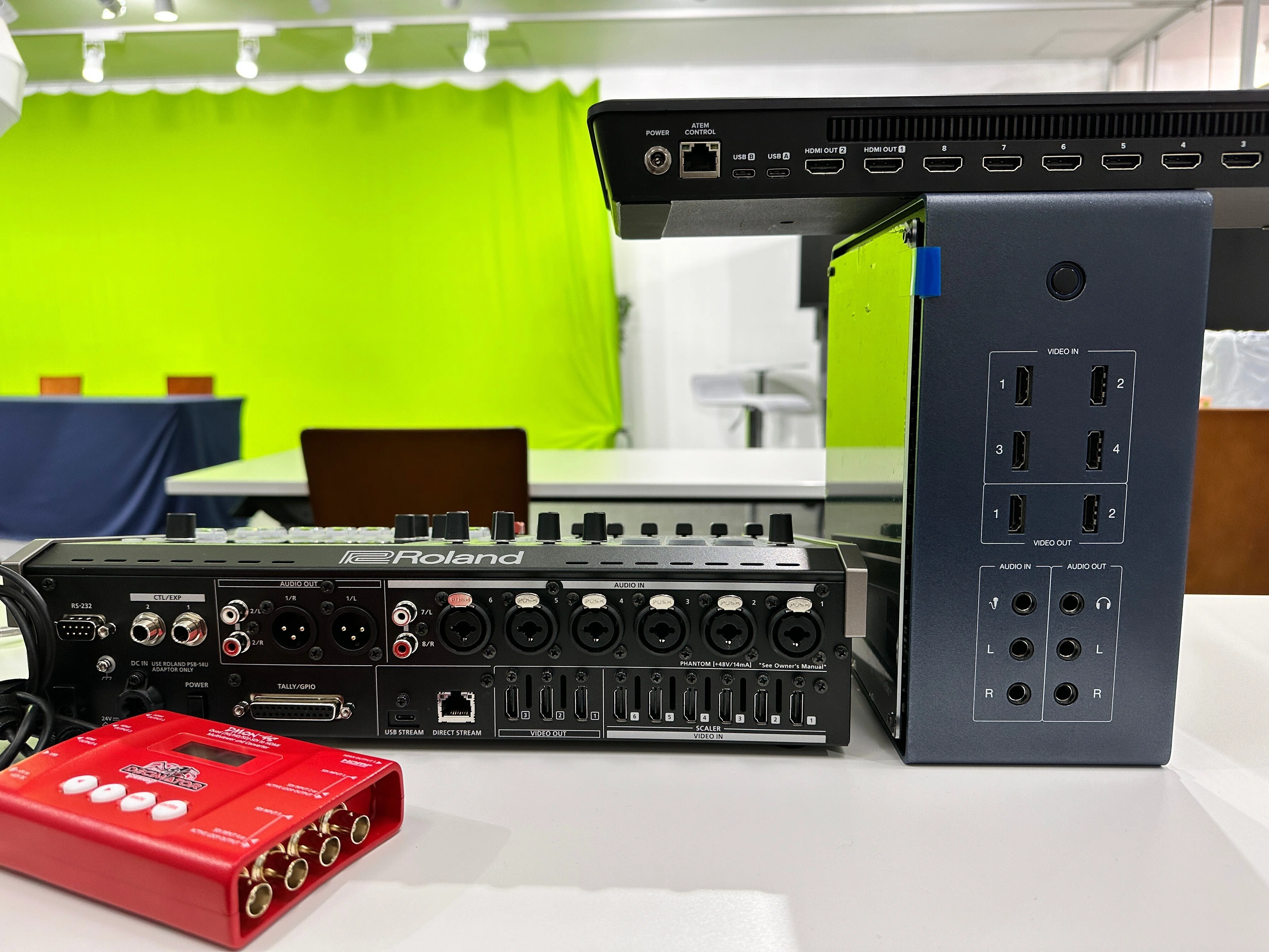 HDMIスイッチャーに便利な赤いコンバーター｜秋葉原ベストセラースタジオ