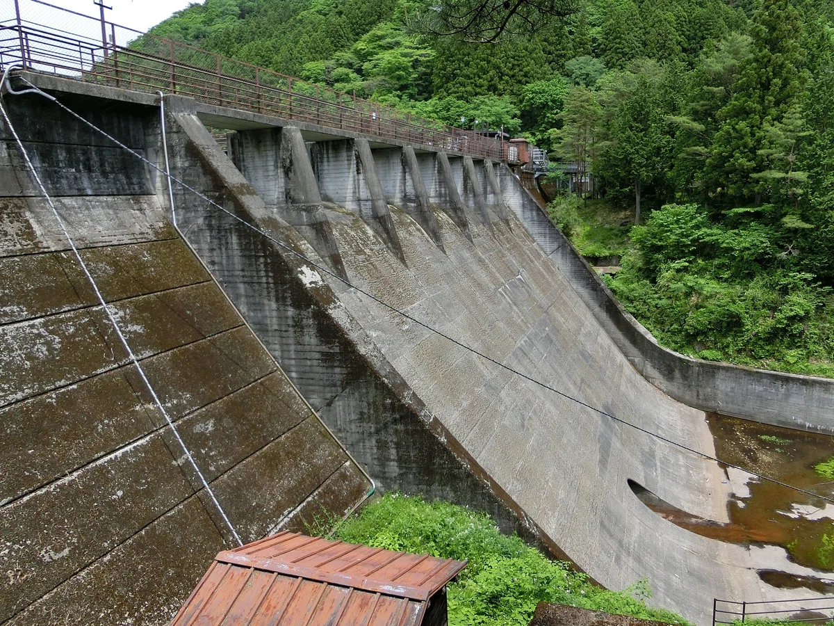 西古屋ダム 栃木県 堤体下流面 重力式コンクリート