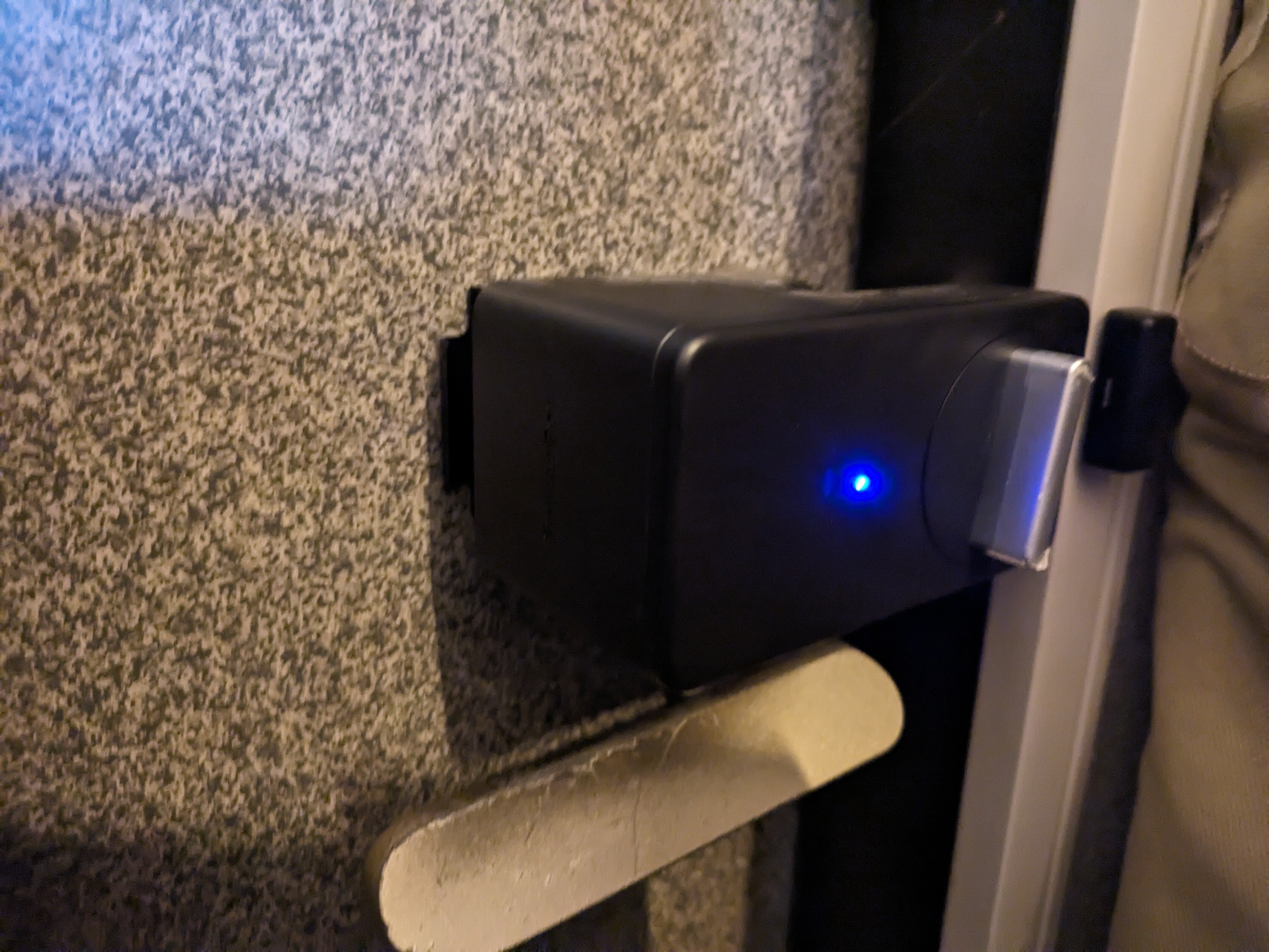 SwitchBot】 「スマートロック 指紋認証パッド セット」 の電池を交換