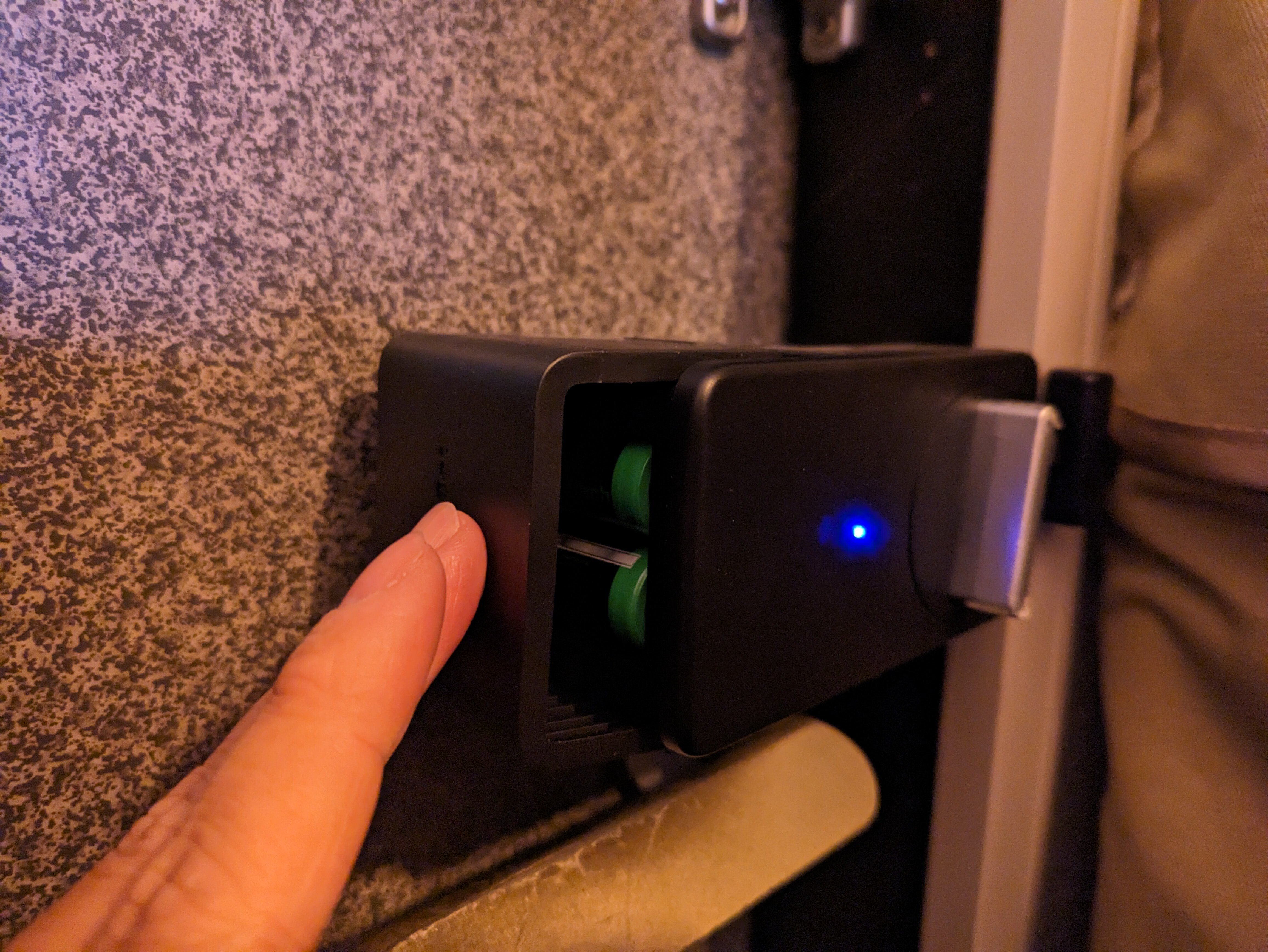 SwitchBot】 「スマートロック 指紋認証パッド セット」 の電池を交換