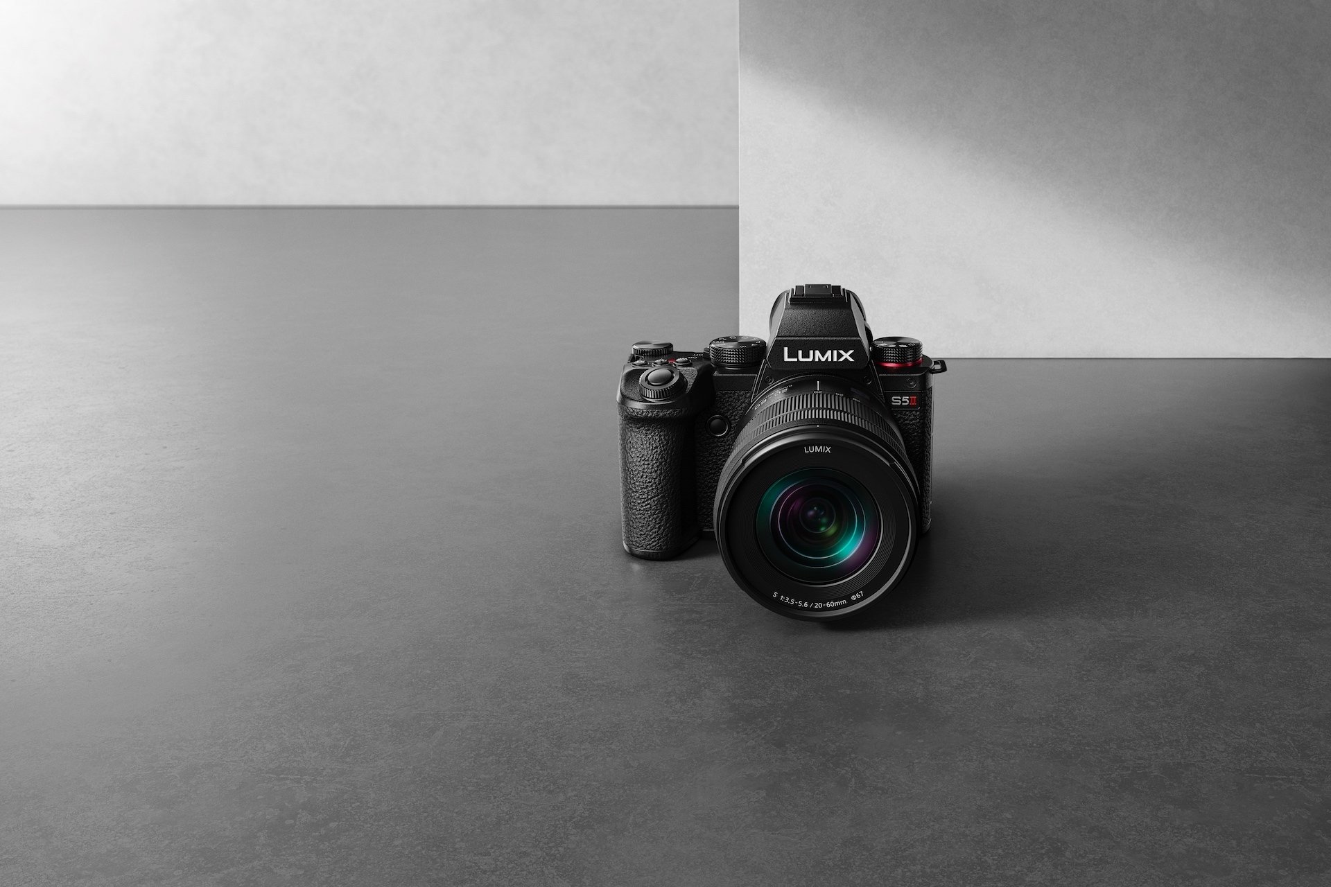 LUMIX S5IIとオールドレンズの相性が良い「2つの大きな理由」と
