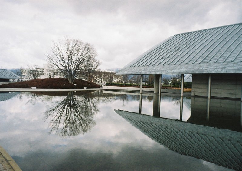 OLYMPUS OM-10の撮影見本　その①　水面が鏡のようになったリフレクション写真が撮れました。撮影場所は滋賀県守山市の佐川美術館です。