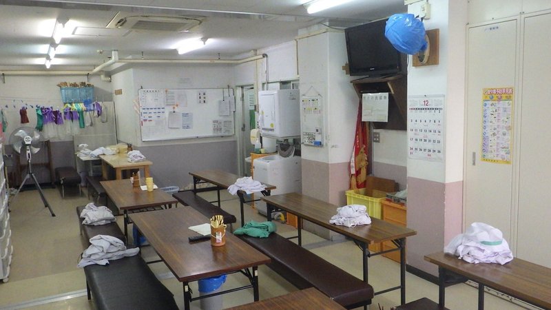 青森刑務所で受刑者が食事をする炊場食堂