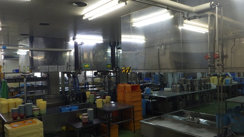 青森刑務所で受刑者が調理を行っている炊事場