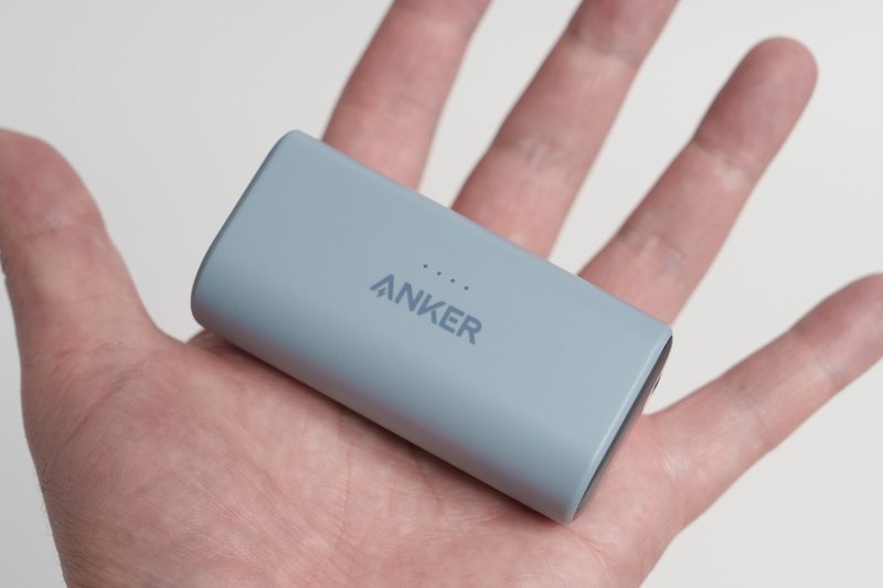 Anker Nano Power Bank (22.5W, Built-In USB-C Connector)を手のひらに乗せている様子