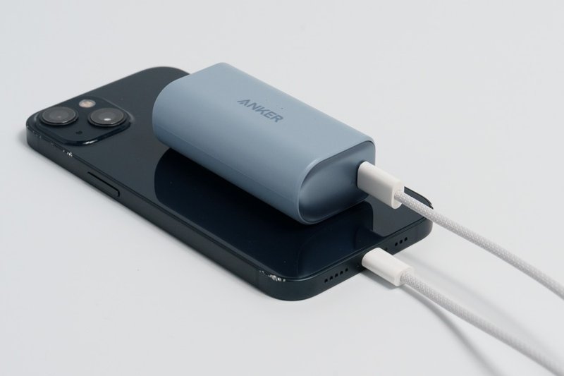 Anker Nano Power Bank (22.5W, Built-In USB-C Connector)でiPhone 13を充電している様子