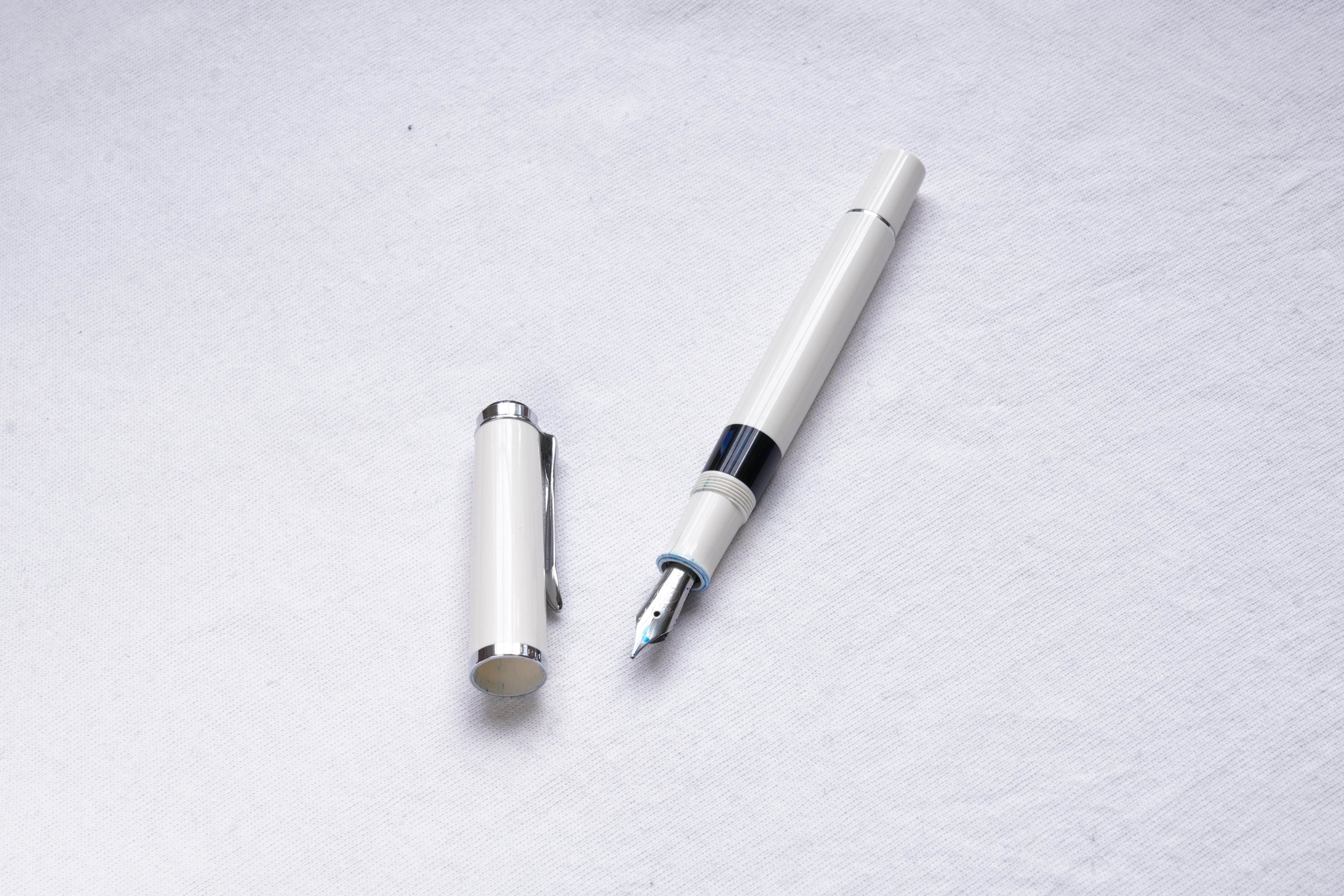 Pelikan 万年筆 M205 ホワイト 中古品 詳細ページ | 万年筆 ボールペンなど高級筆記具の販売・買取