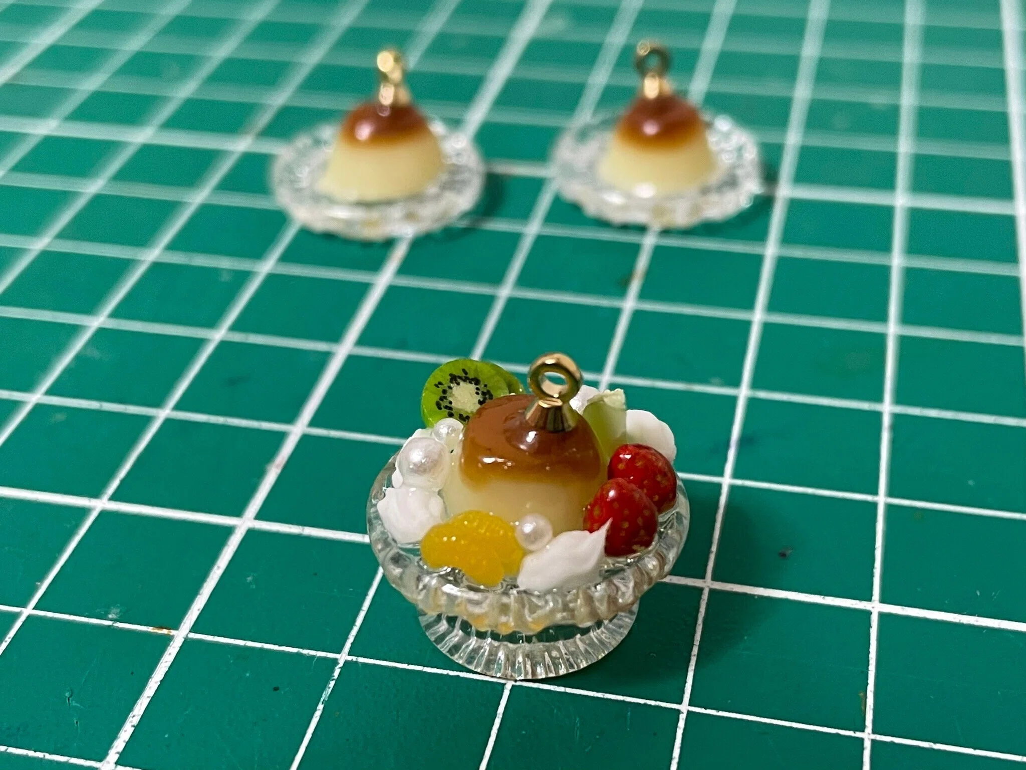 ミニチュアプリンアラモードのイヤリングパーツ🍮🍓｜goriy66