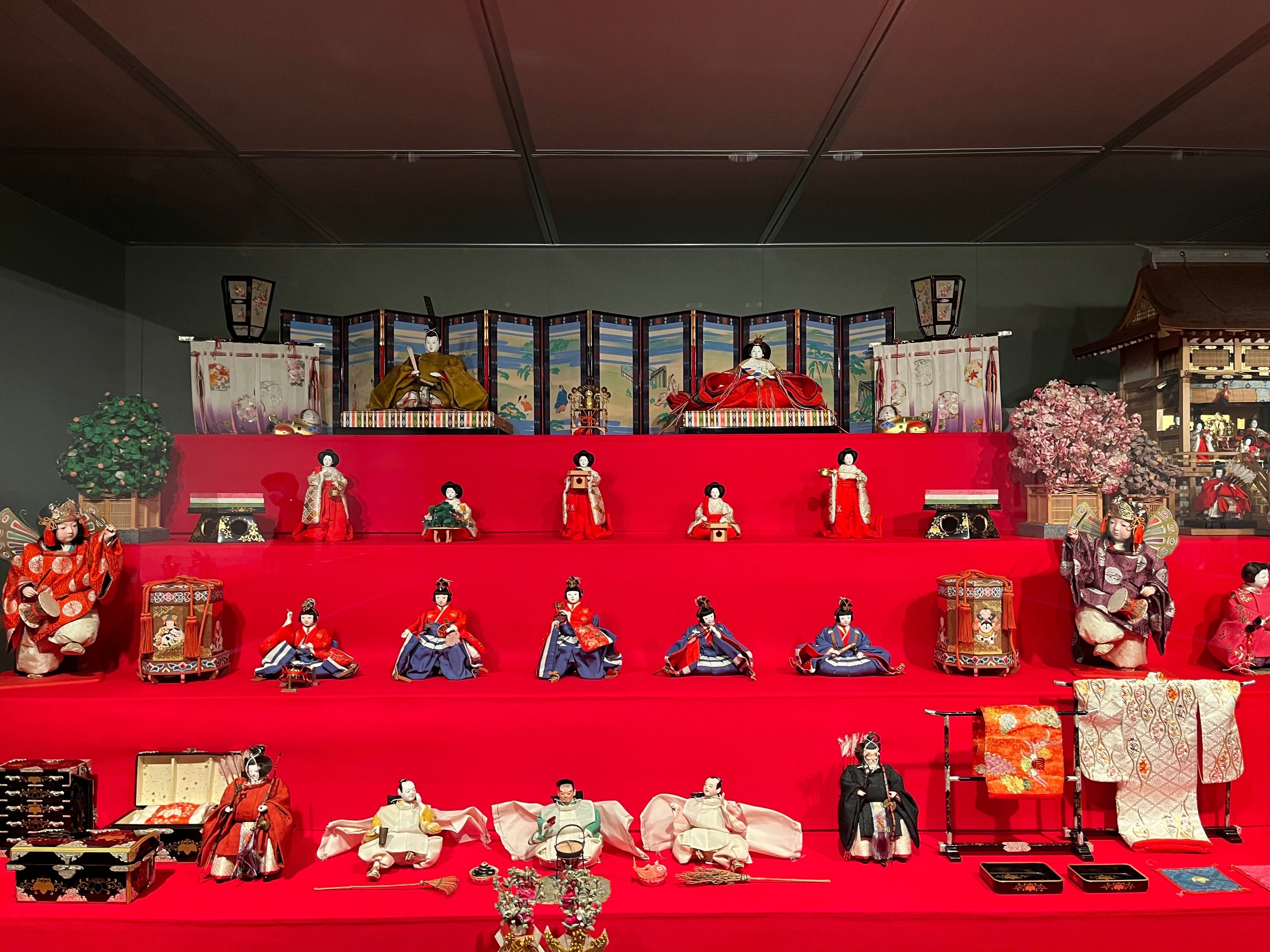 岩崎家と三井家、どちらも御用達。丸平大木人形店のお雛さまを愛でる