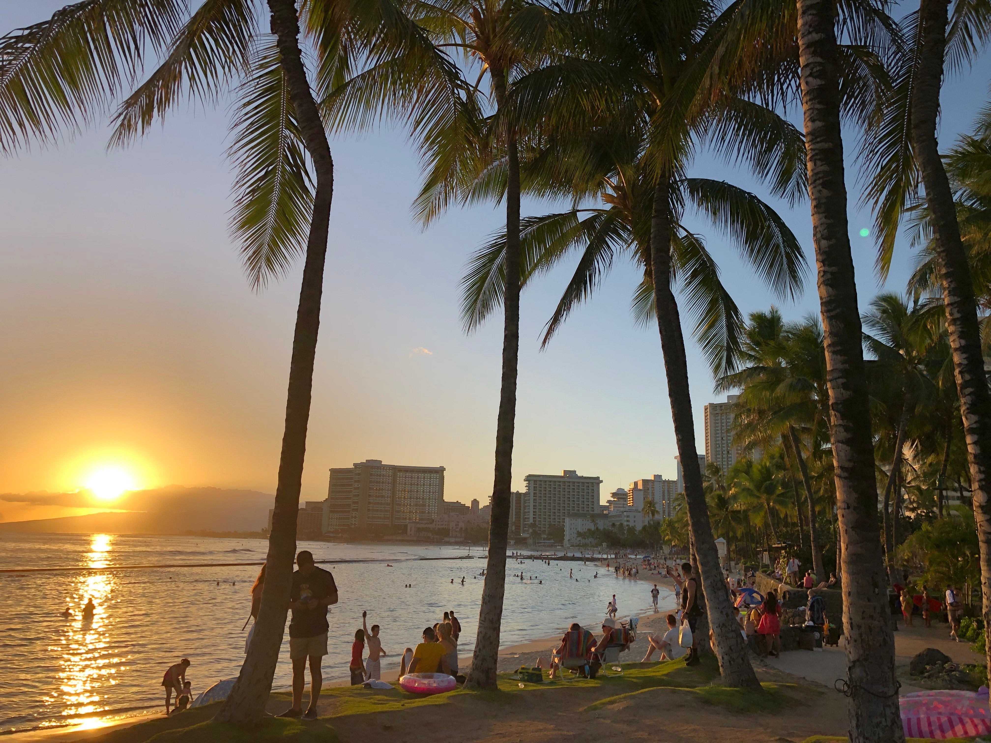 ホノルルの海に沈む夕陽｜Susie@Honolulu, Hawaii