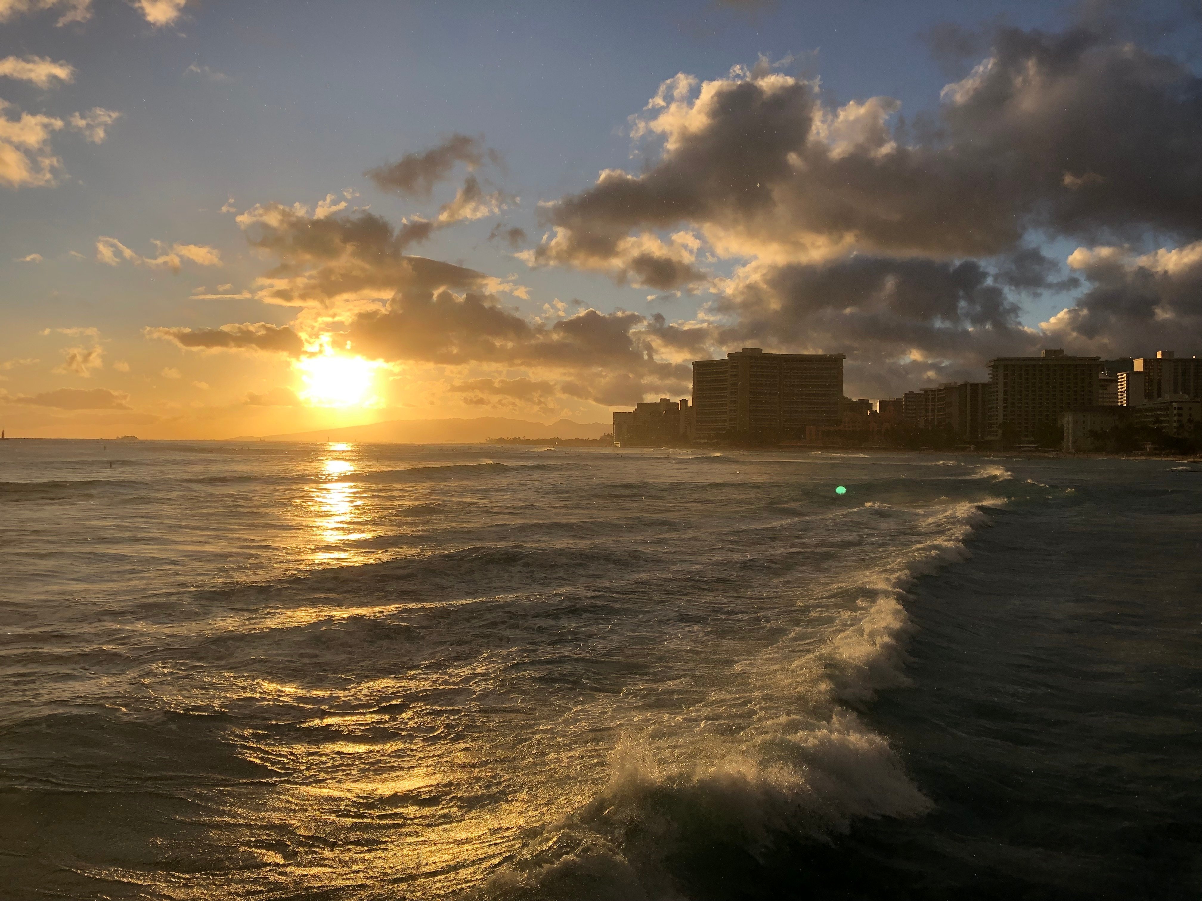 ホノルルの海に沈む夕陽｜Susie@Honolulu, Hawaii