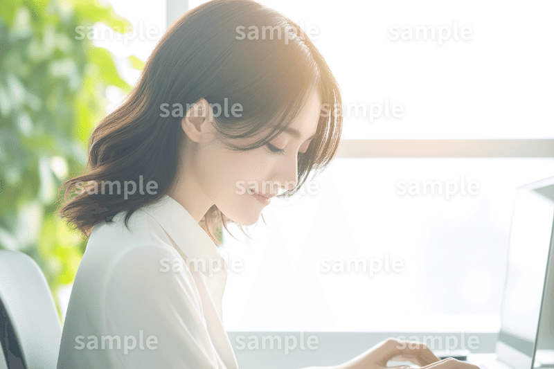 「パソコンで仕事する女性」フリー素材3枚セット｜アイキャッチ・求人広告・ビジネスウーマンのイメージ画像に