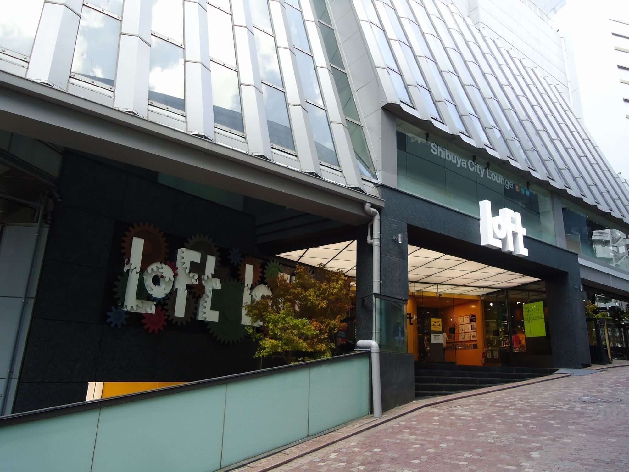 インタビュー】Z世代のコスメ聖地・渋谷ロフト｜2023年に売れた＆2024