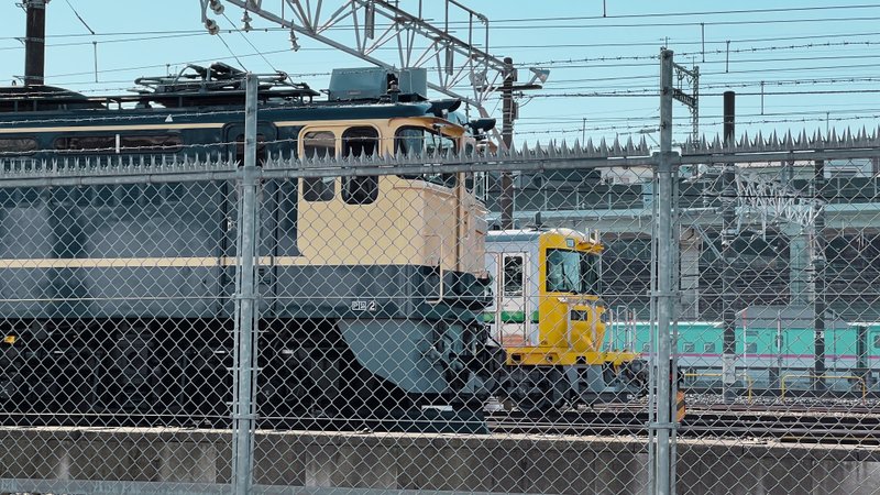 機関車と新幹線の写真