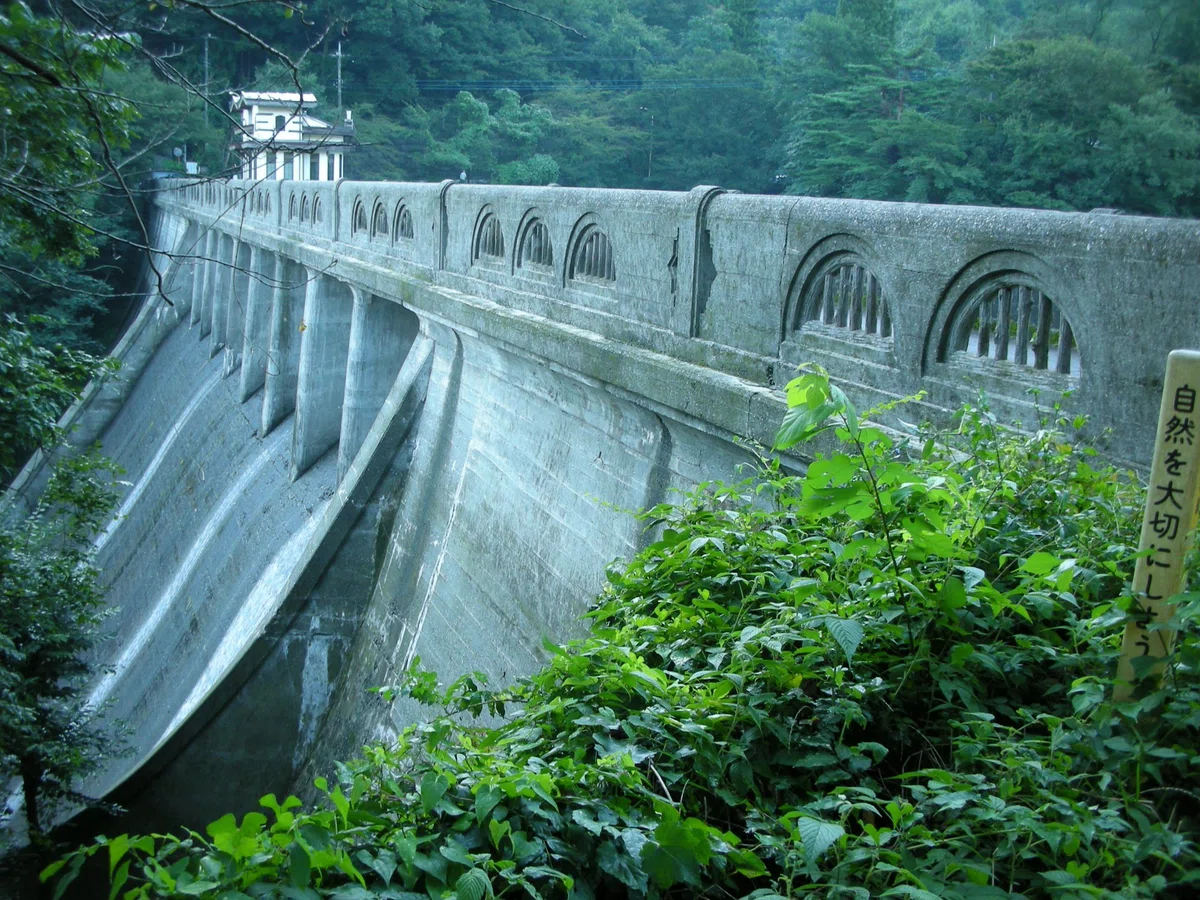 埼玉県 間瀬ダム　側面