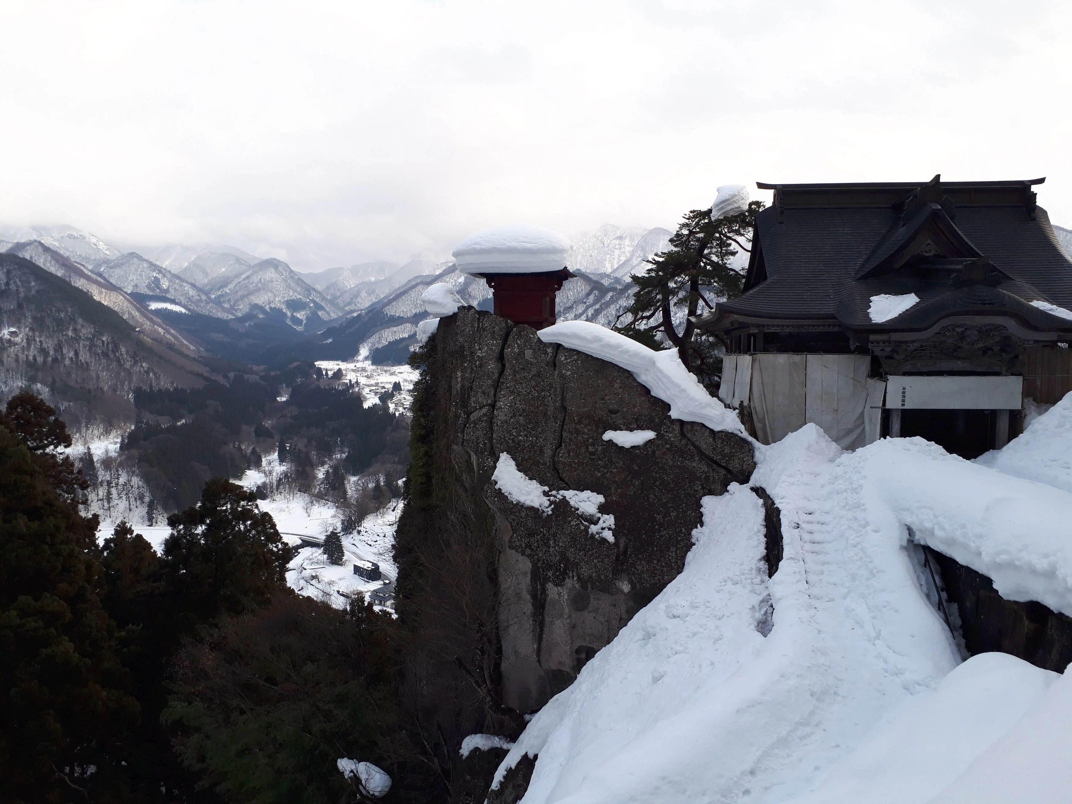 16 冬の山形を巡る-雪に覆われた羽黒山と立石寺-｜Koyu.Travel Records.