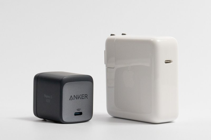 Anker Nano II 65WとApple 67W USB-C電源アダプタのサイズ比較