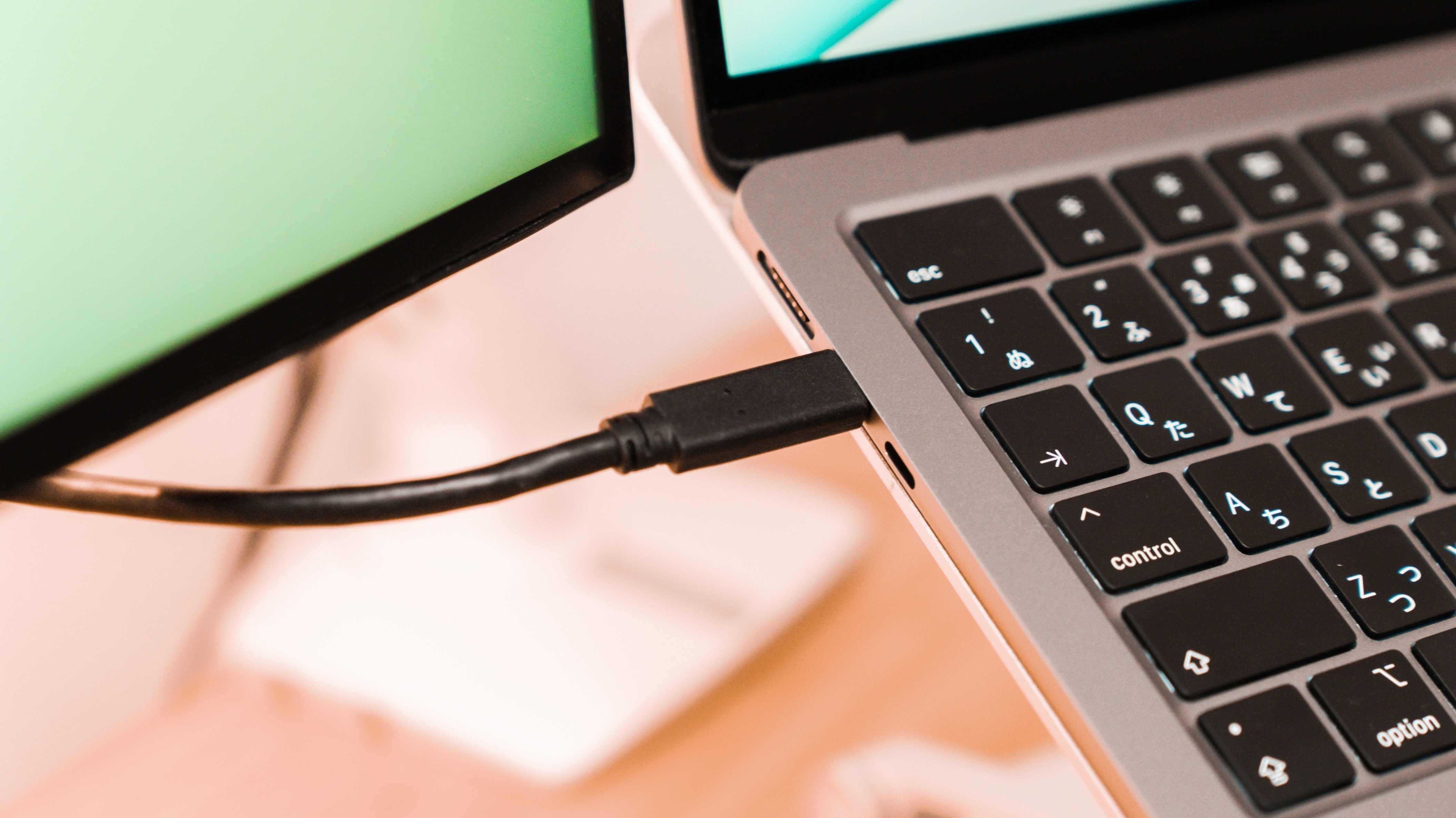 デスクツアー】在宅ワーク4年目の僕が使ってるデスク周りの一軍