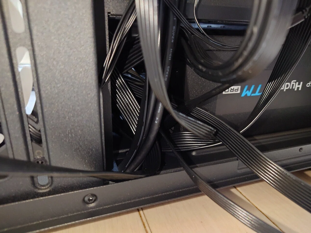 ピラーレスガラスケースの悩ましさ：XPG INVADER X と仲間たち｜香月聡司