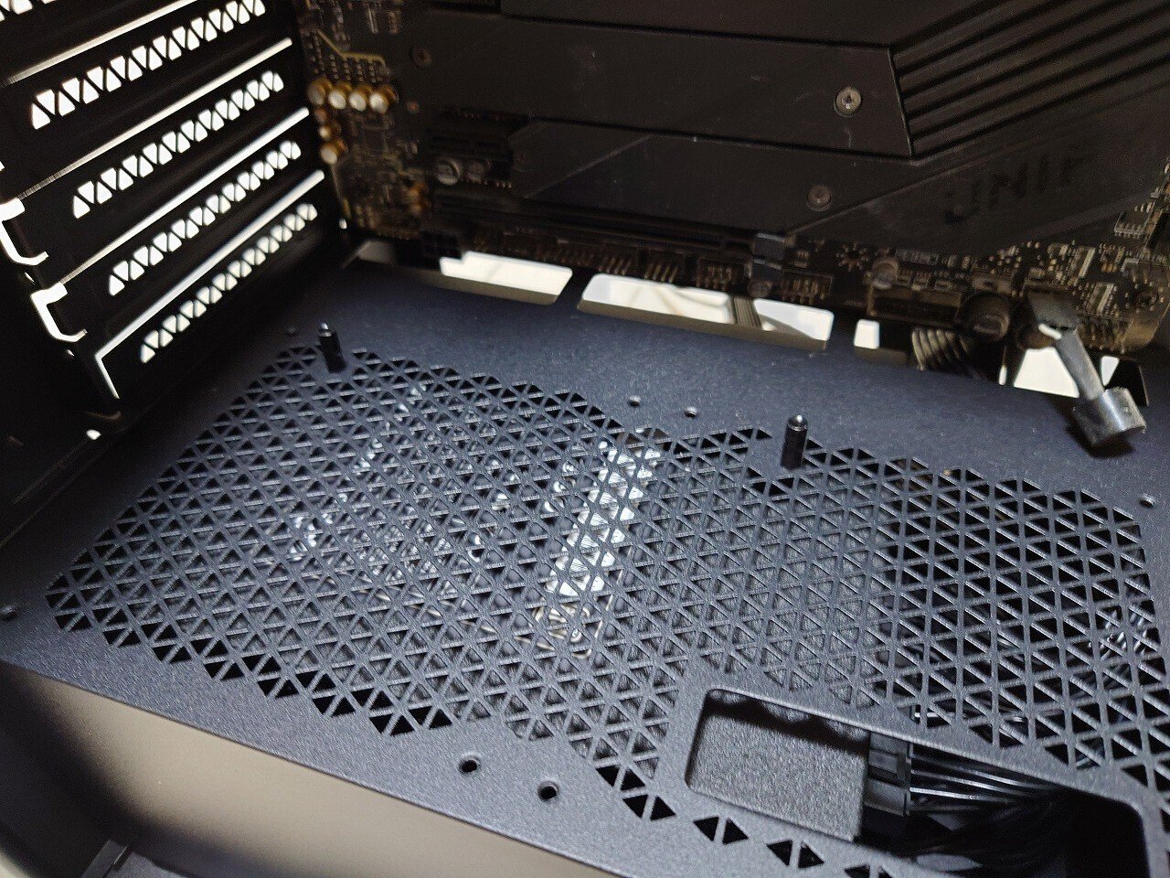 ピラーレスガラスケースの悩ましさ：XPG INVADER X と仲間たち｜香月聡司