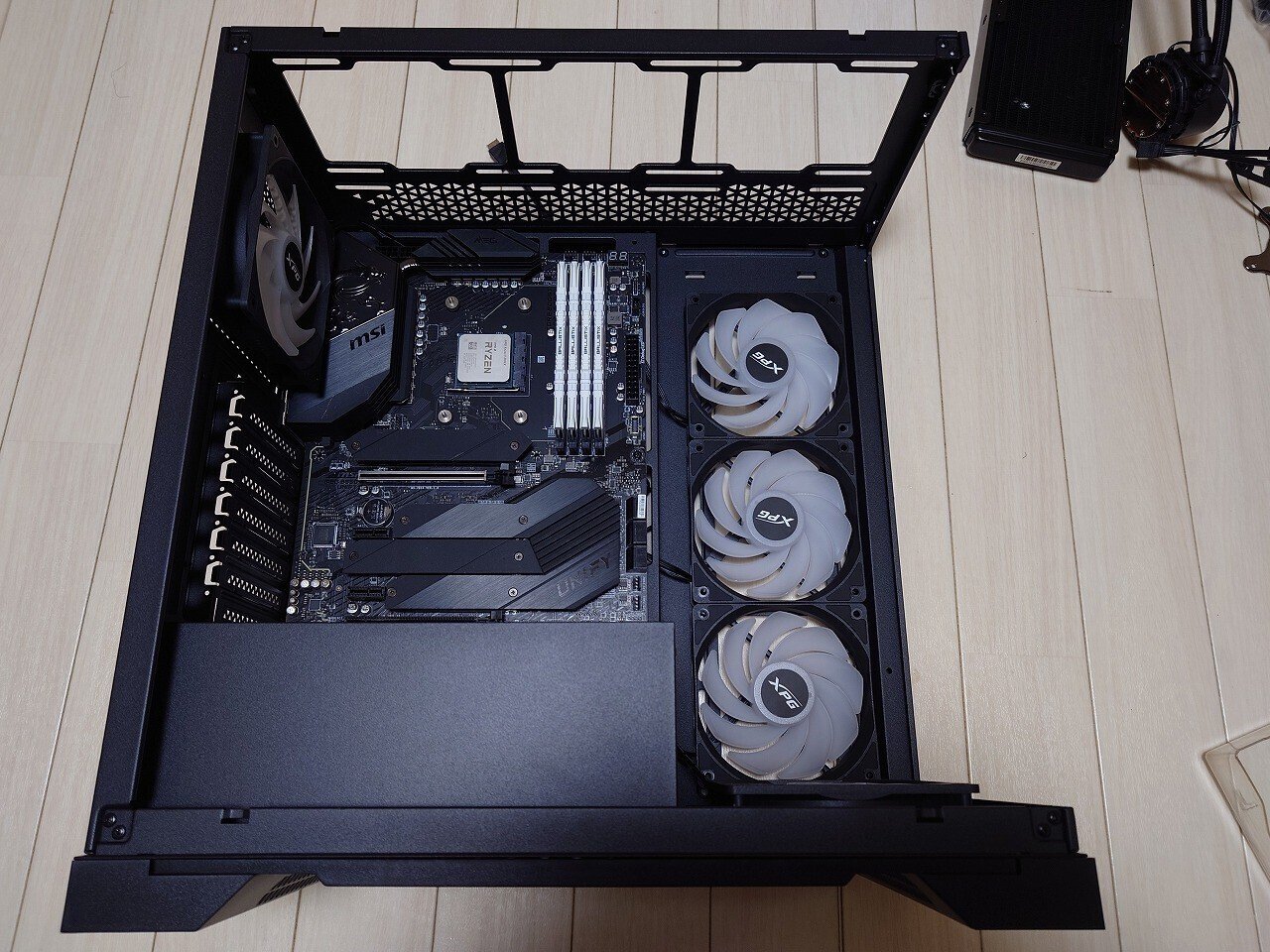 ピラーレスガラスケースの悩ましさ：XPG INVADER X と仲間たち