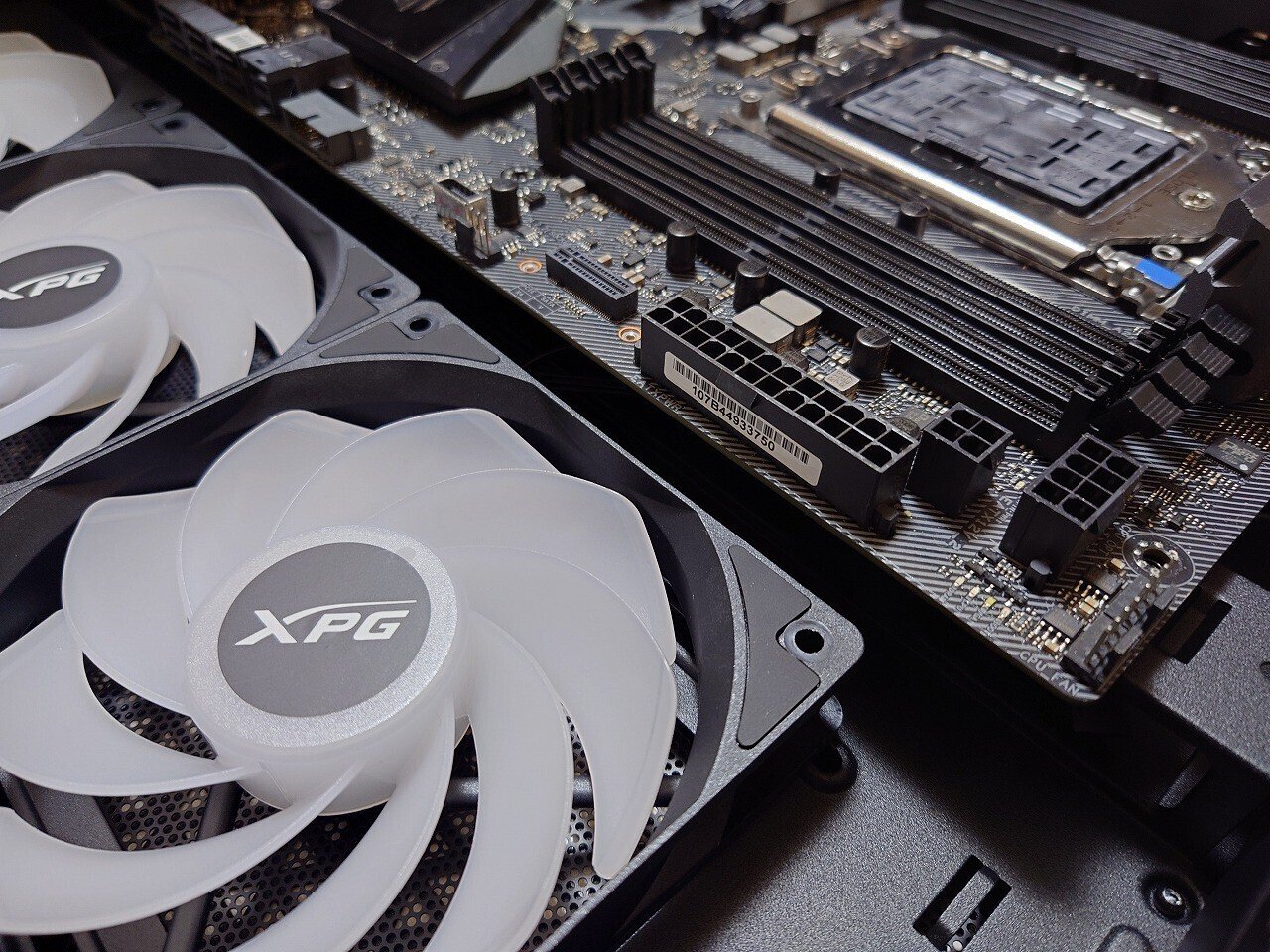 ピラーレスガラスケースの悩ましさ：XPG INVADER X と仲間たち