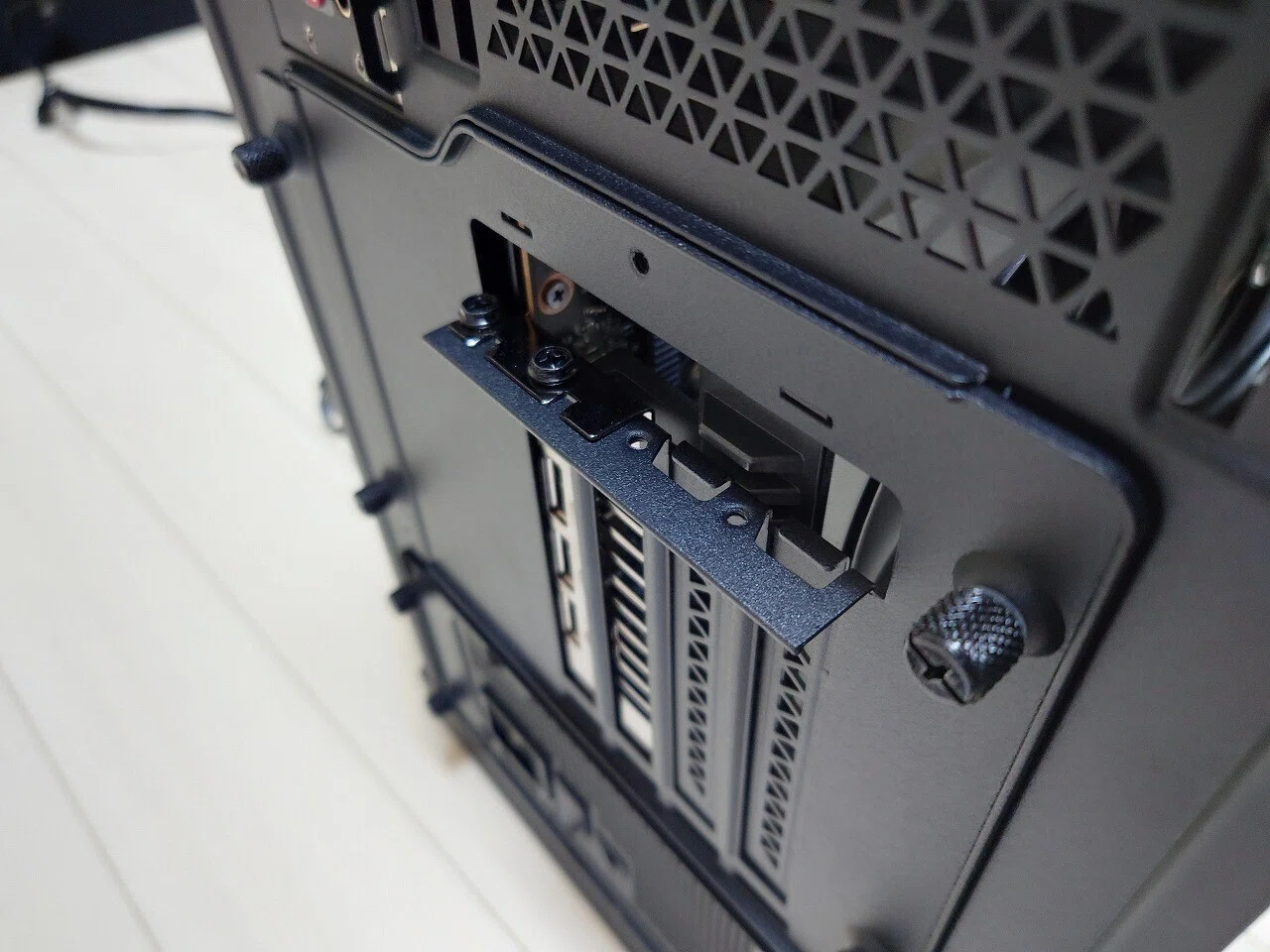 ピラーレスガラスケースの悩ましさ：XPG INVADER X と仲間たち｜香月聡司