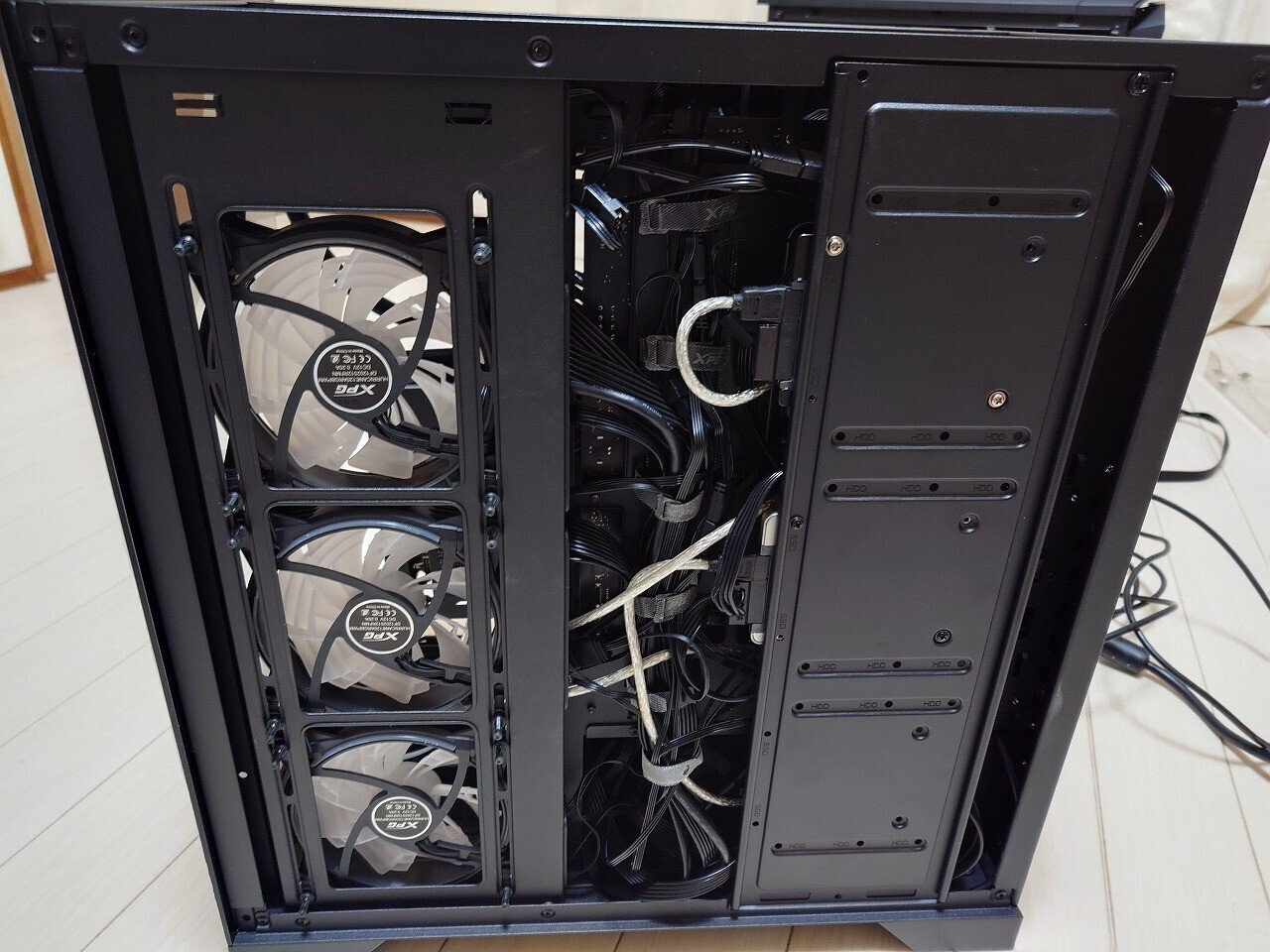 ピラーレスガラスケースの悩ましさ：XPG INVADER X と仲間たち
