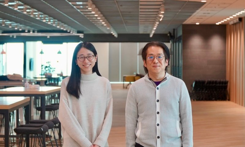 オフィスのフリースペースで並んで立っている齋藤さん（左）と豊田さん（右）