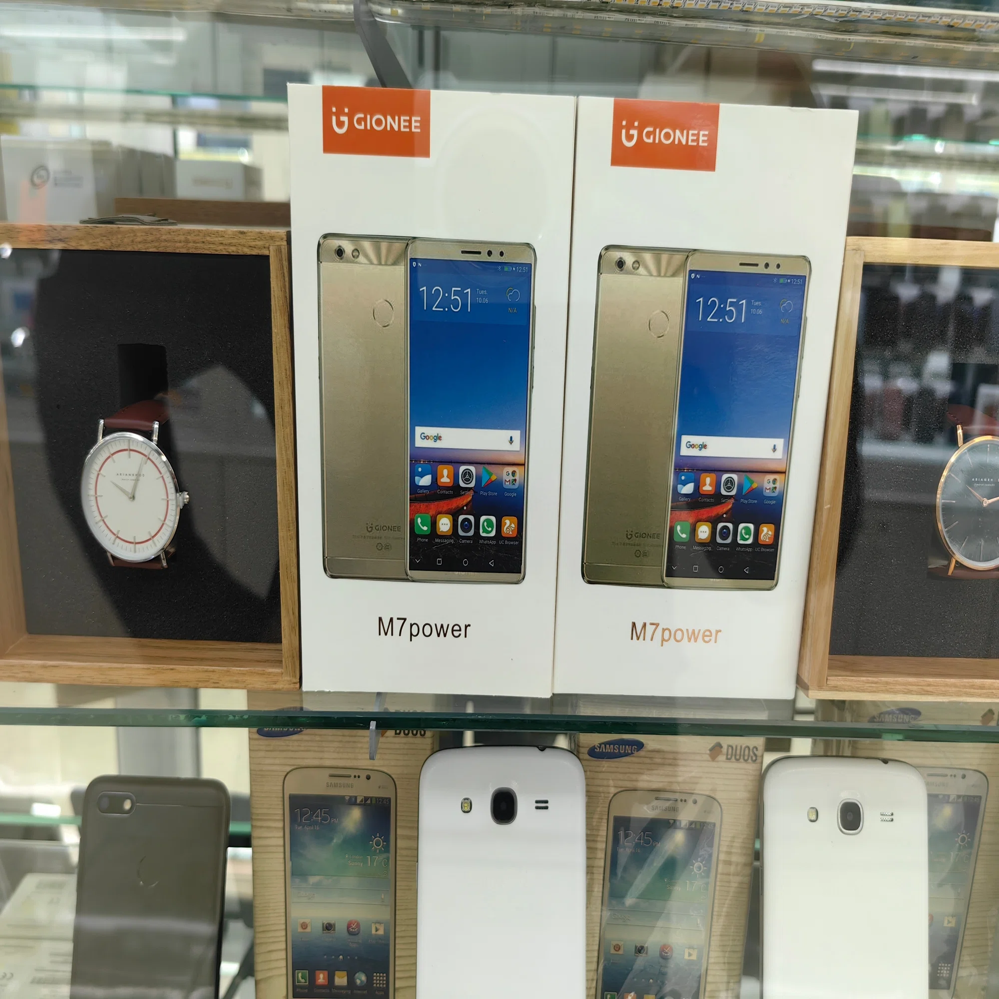 バルセロナでいつもの「スマホ通り」でレア端末をチェック｜山根康宏