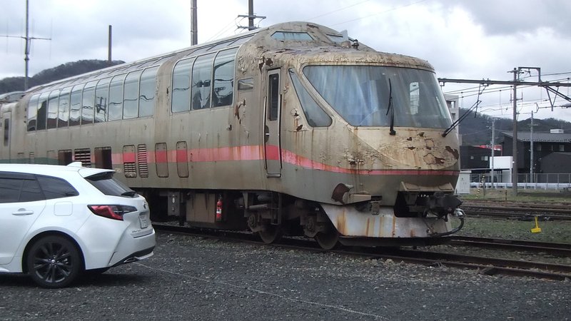 西舞鶴駅構内に停められたKTR001。もうボロボロですが、昔は「タンゴエクスプローラー」として運行していました。車両に入ると階段があり、二階建て車両のような高さに座ります。眺めがイイのですが屋根までラウンドした窓は温室のようで、夏は冷房が効かなくて辛かった記憶がありますｗ