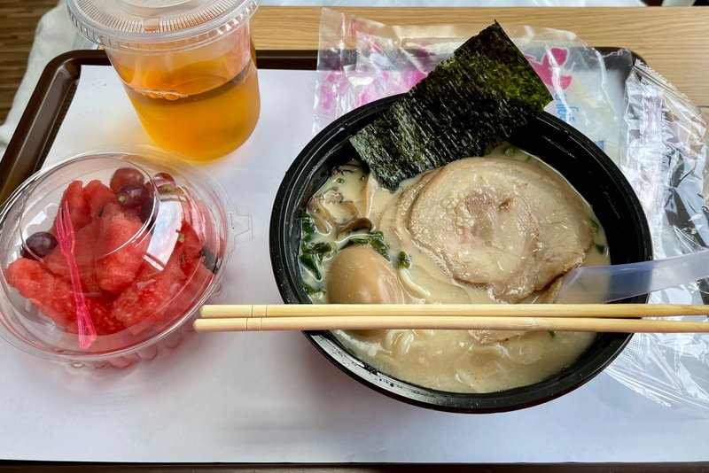 晩ごはんの豚骨ラーメン